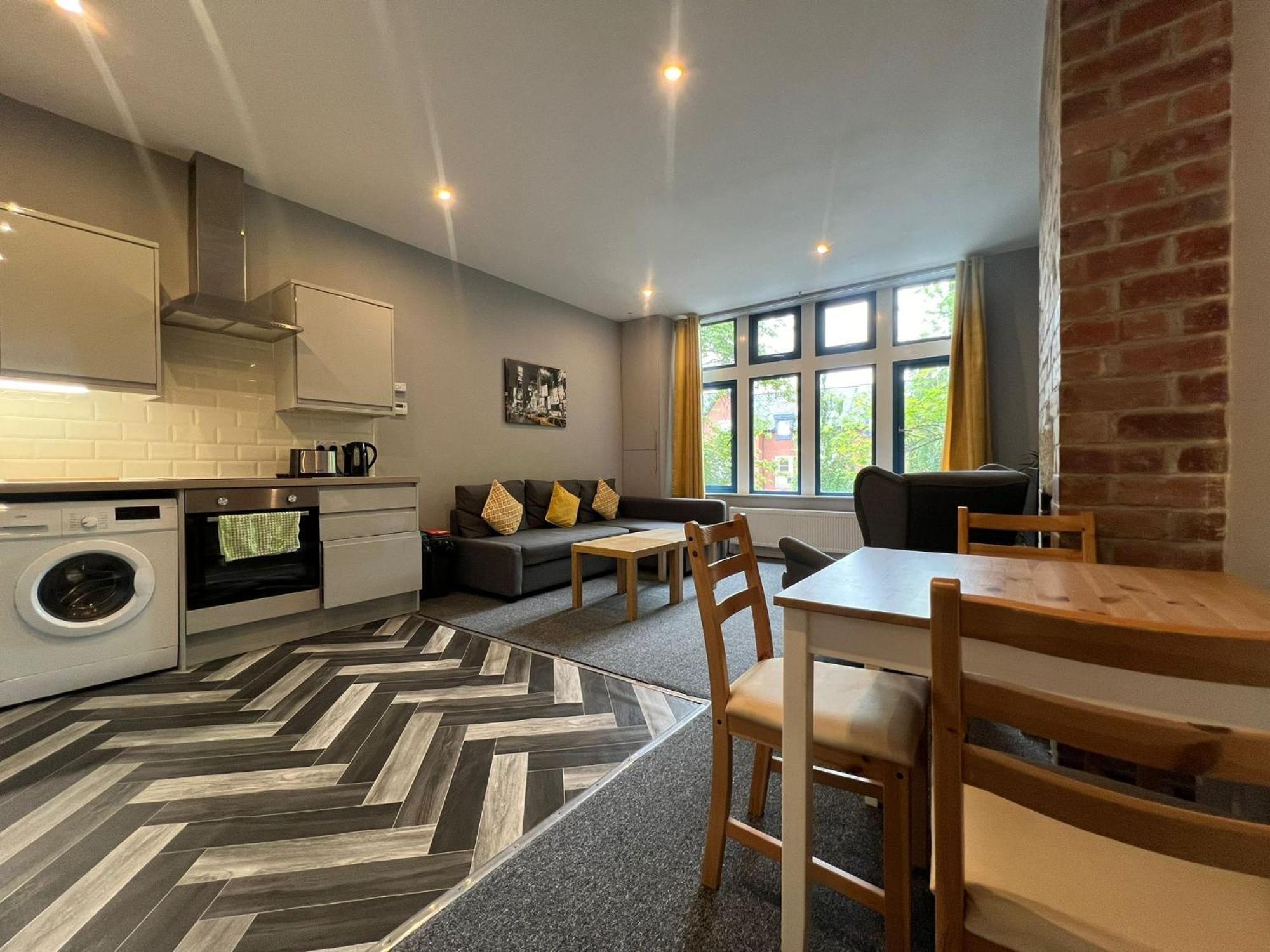 Apartment 1 Bed Close To Leeds Arena Sleeps Up To 4 People F3 *