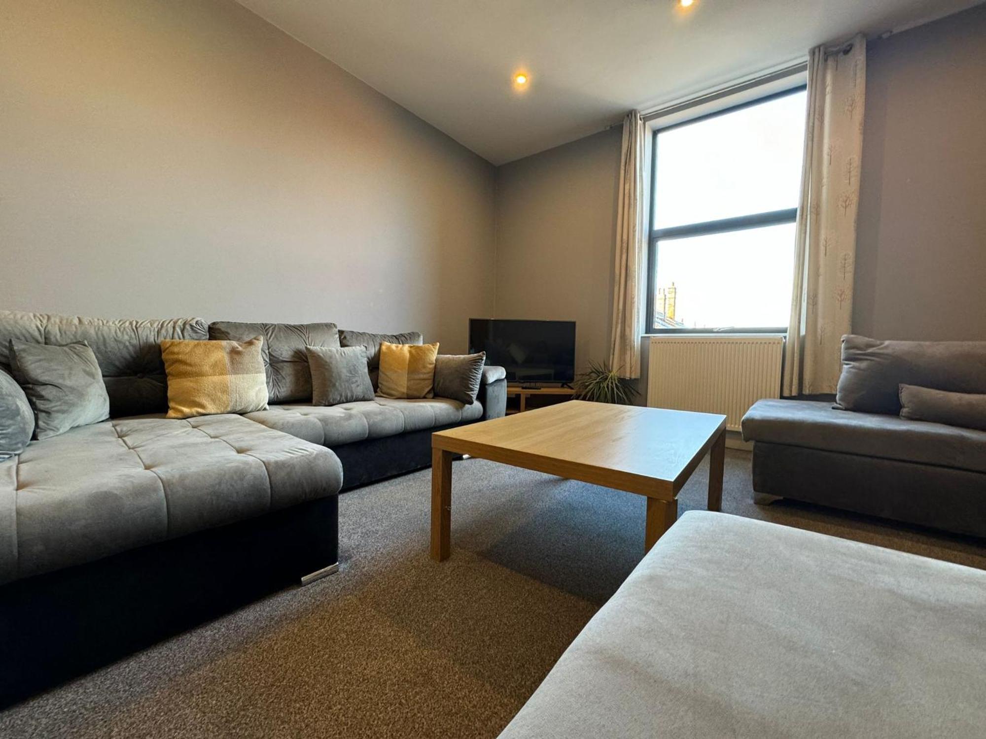 Apartment 1 Bed Close To Leeds Arena Sleeps Up To 4 People F1 *