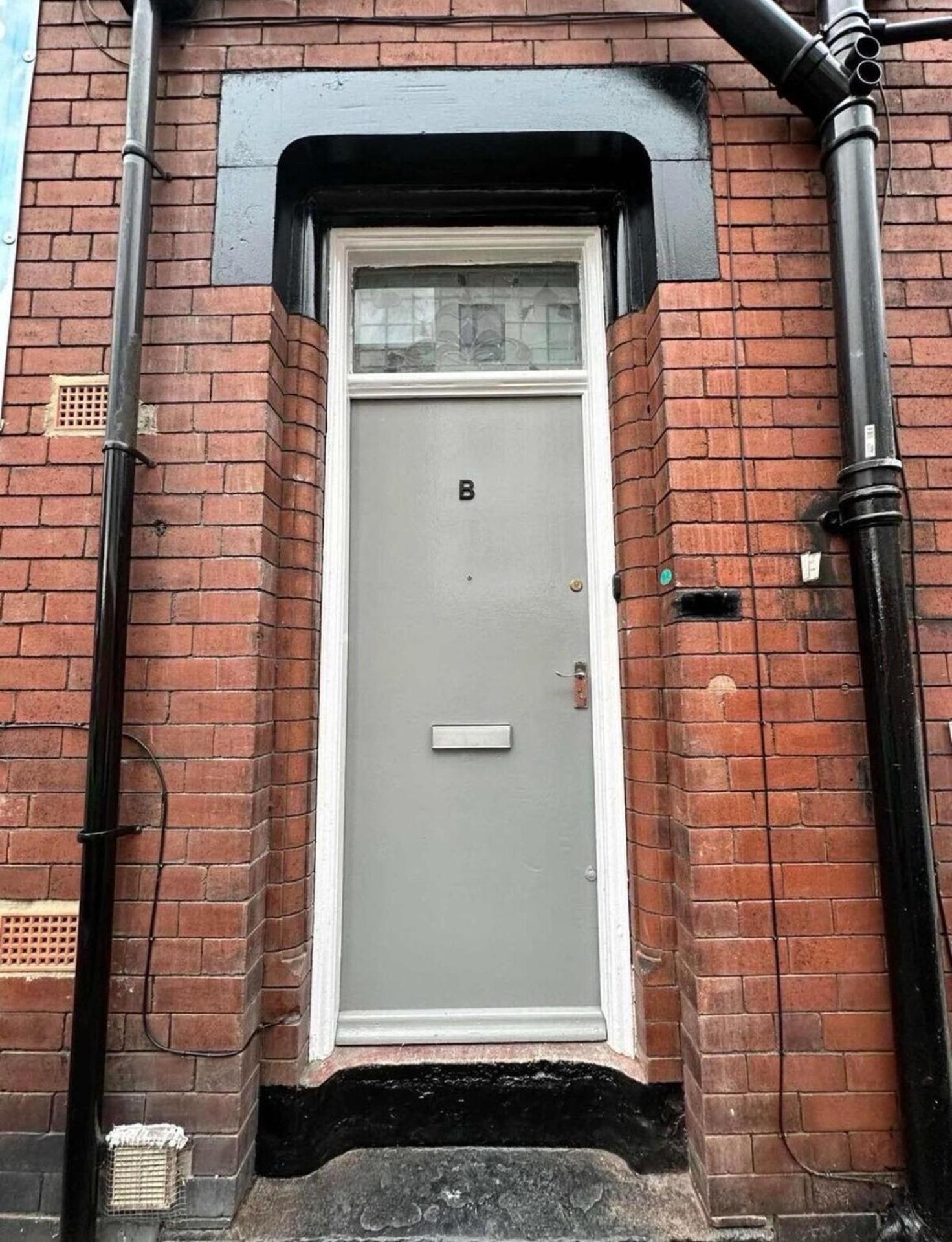 Renovated - Free Parking - Great Location Apartment *