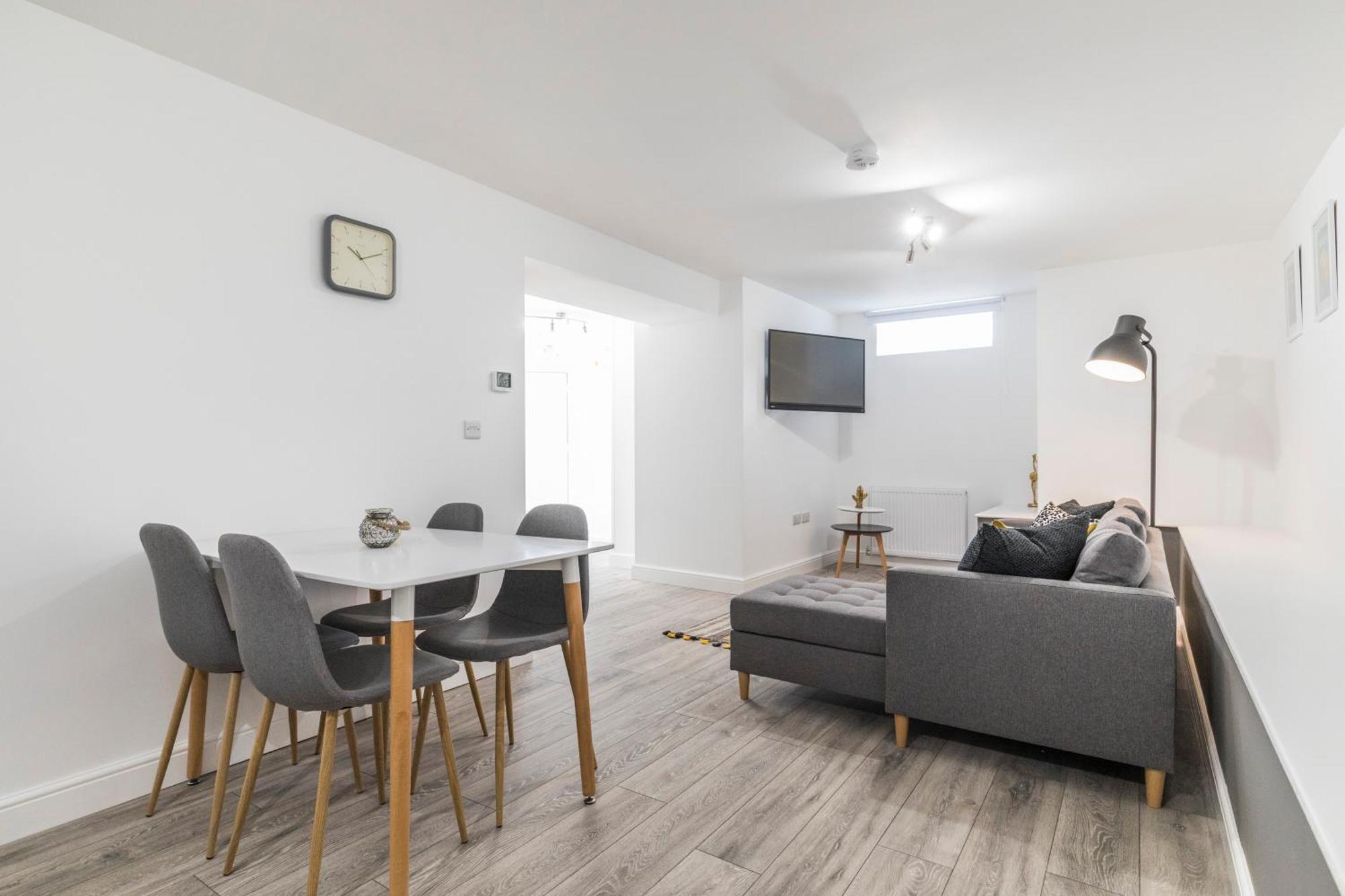 Charming Two Bed - Two Bath Apartment *