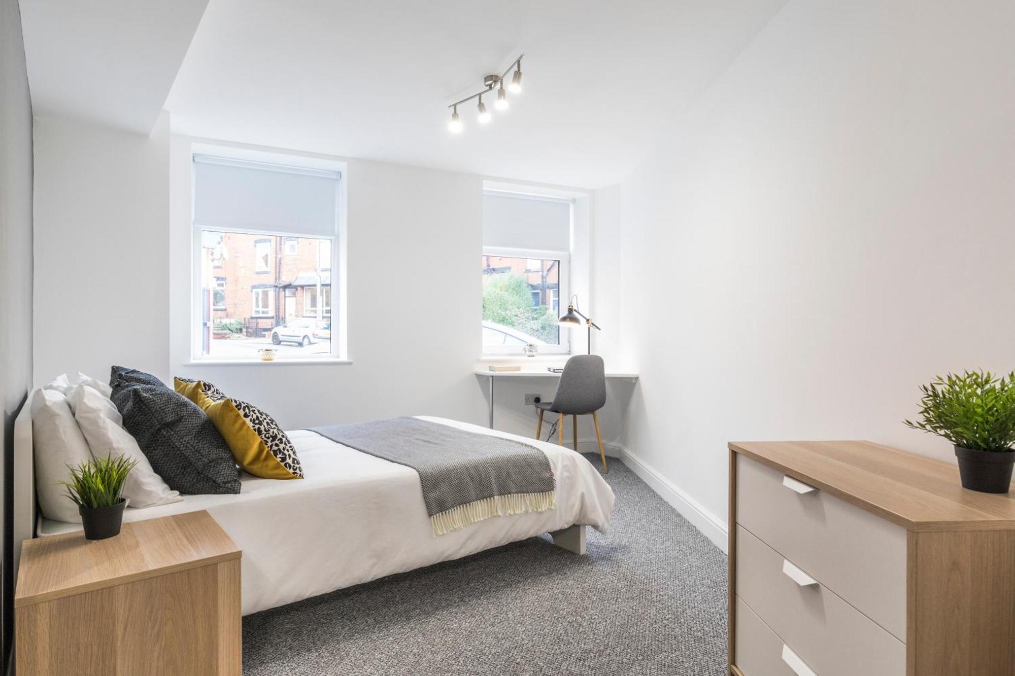 Charming Two Bed - Two Bath Apartment *