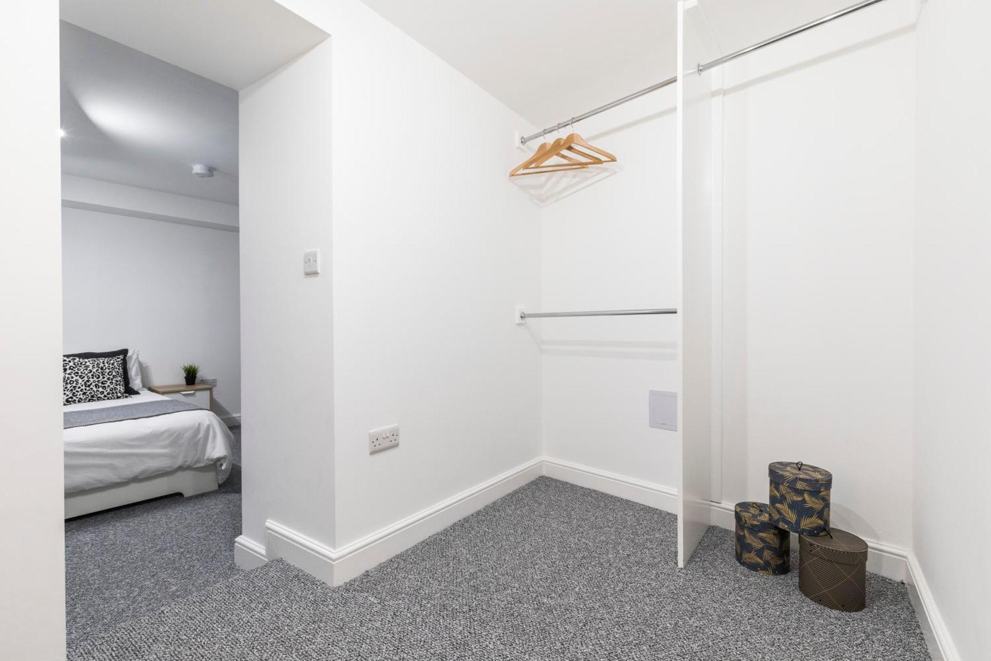 Apartment Charming Two Bed - Two Bath *