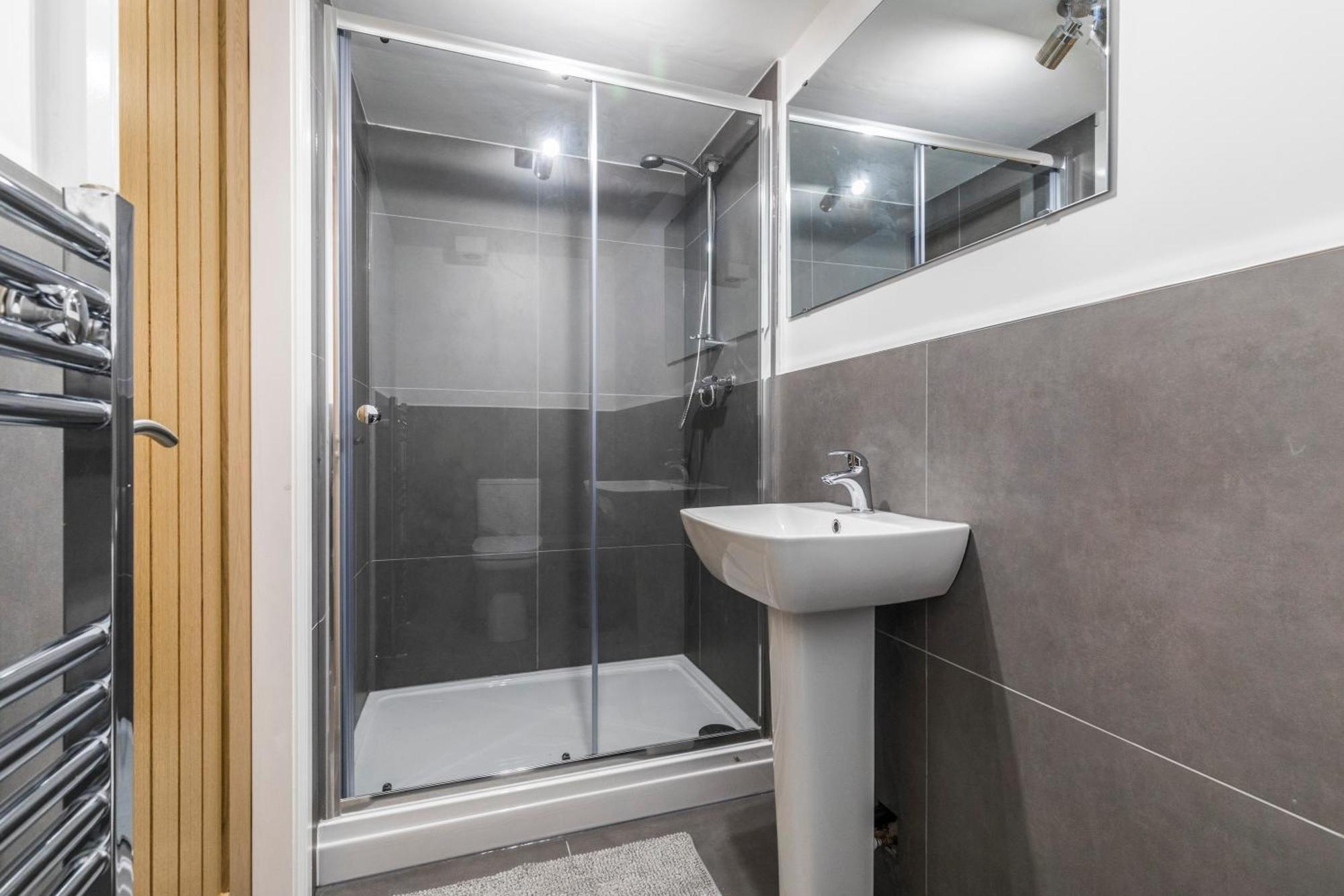 Charming Two Bed - Two Bath Apartment *