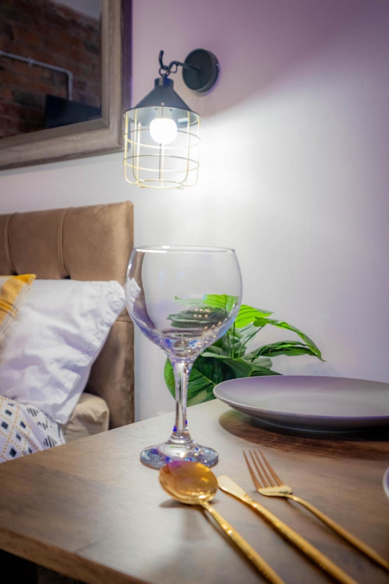 Renovated - Free Parking - Great Location Apartment *