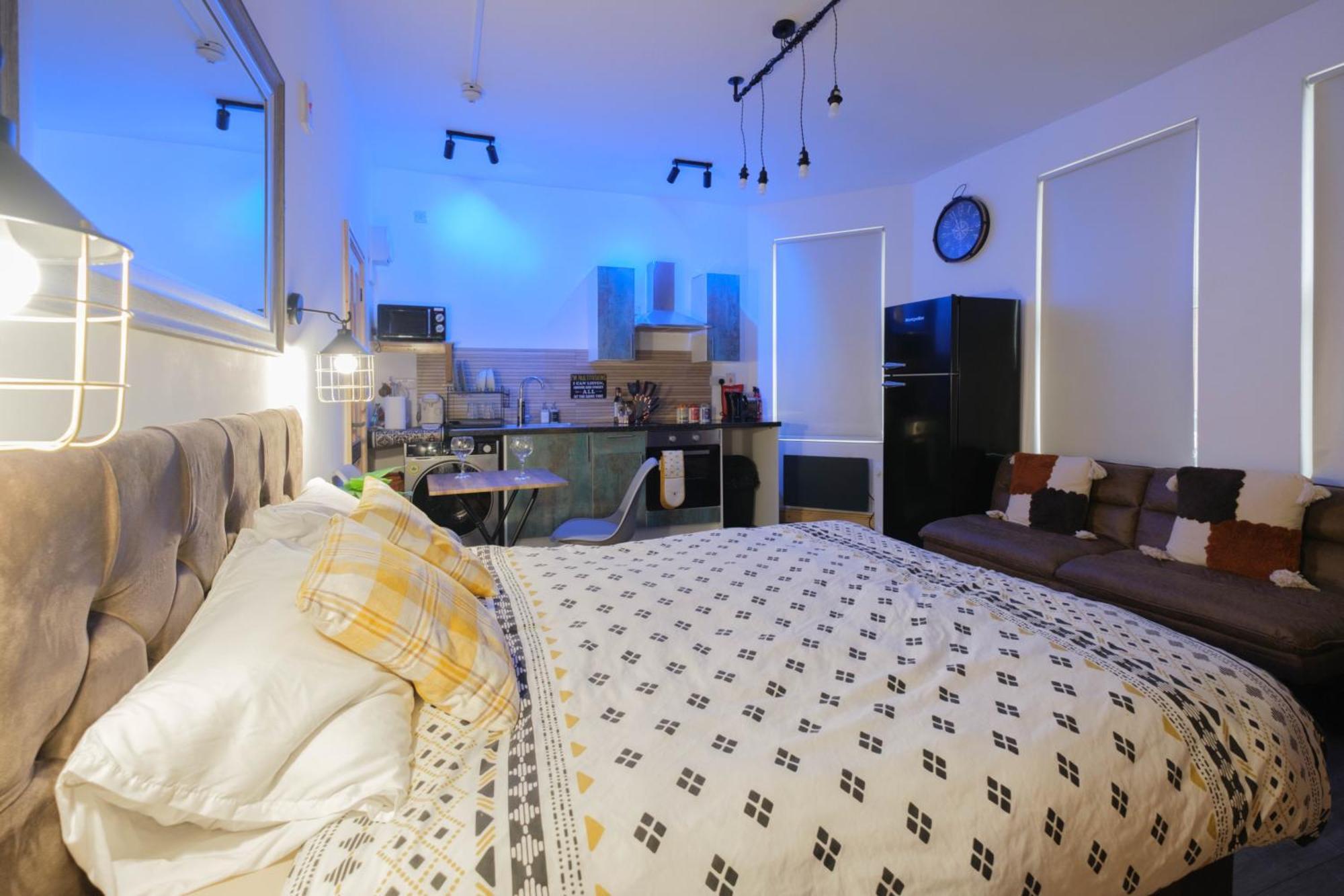 Apartment Renovated - Free Parking - Great Location *