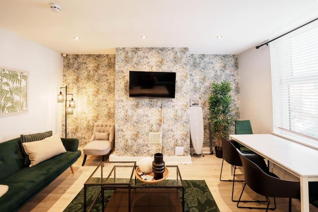 Enjoy Leeds At 4br House - Near Centre Holiday home