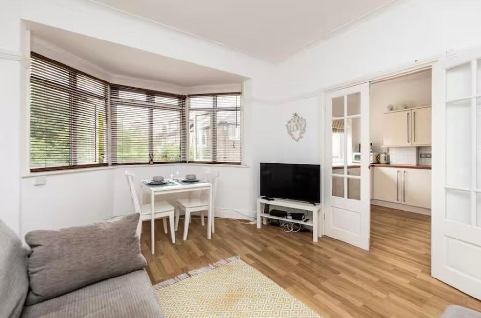 Apartment Beautiful 2 Bedroom Flat On Street Lane *