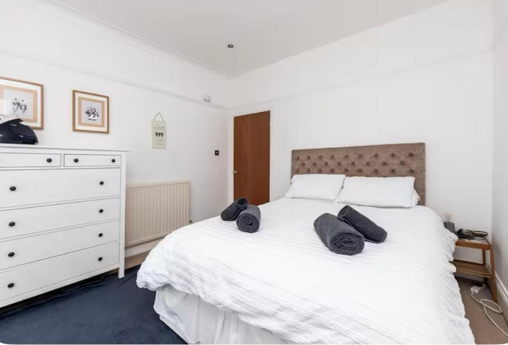 Apartment Beautiful 2 Bedroom Flat On Street Lane Leeds (West Yorkshire)