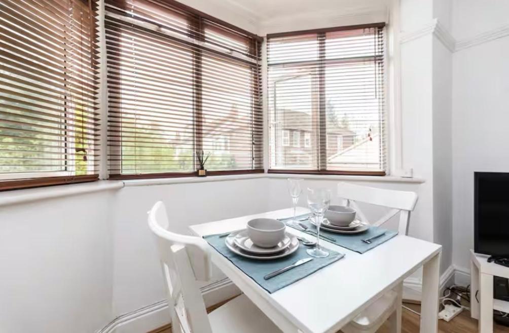 Beautiful 2 Bedroom Flat On Street Lane Apartment