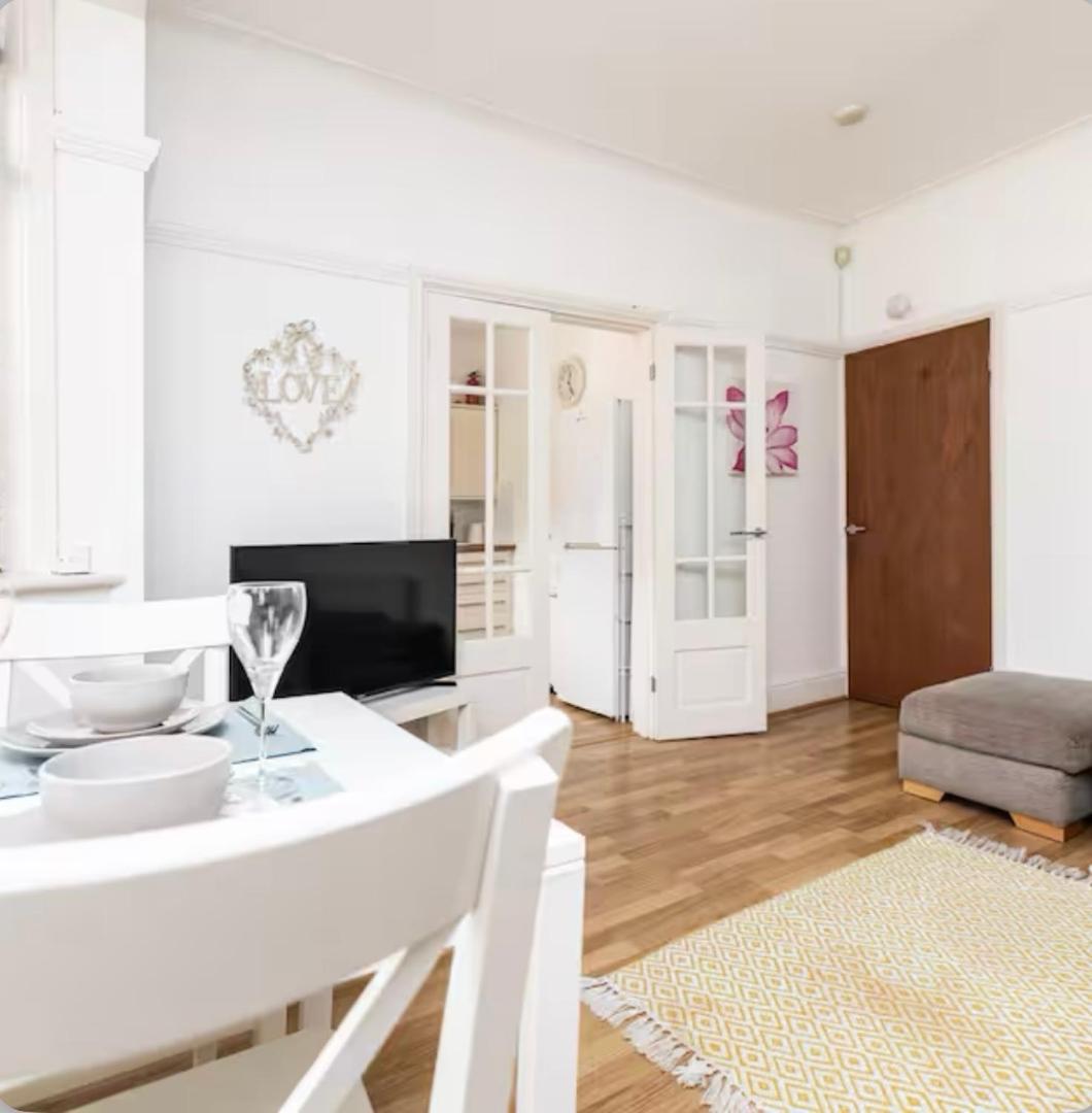 Beautiful 2 Bedroom Flat On Street Lane Apartment *