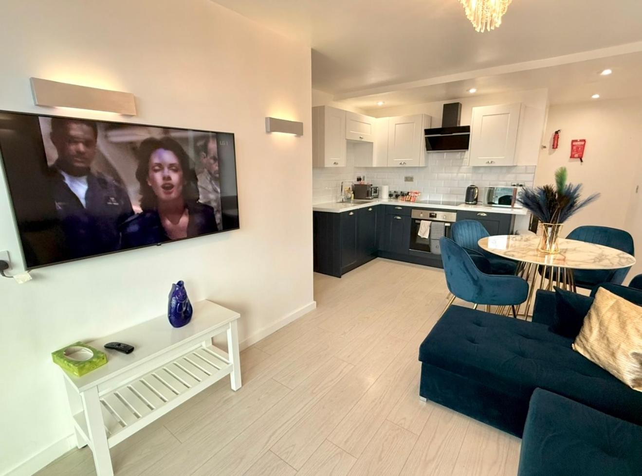 Winners Of 2025 Traveller Award, Elegant Two Bedroom With Netflix & Wifi *