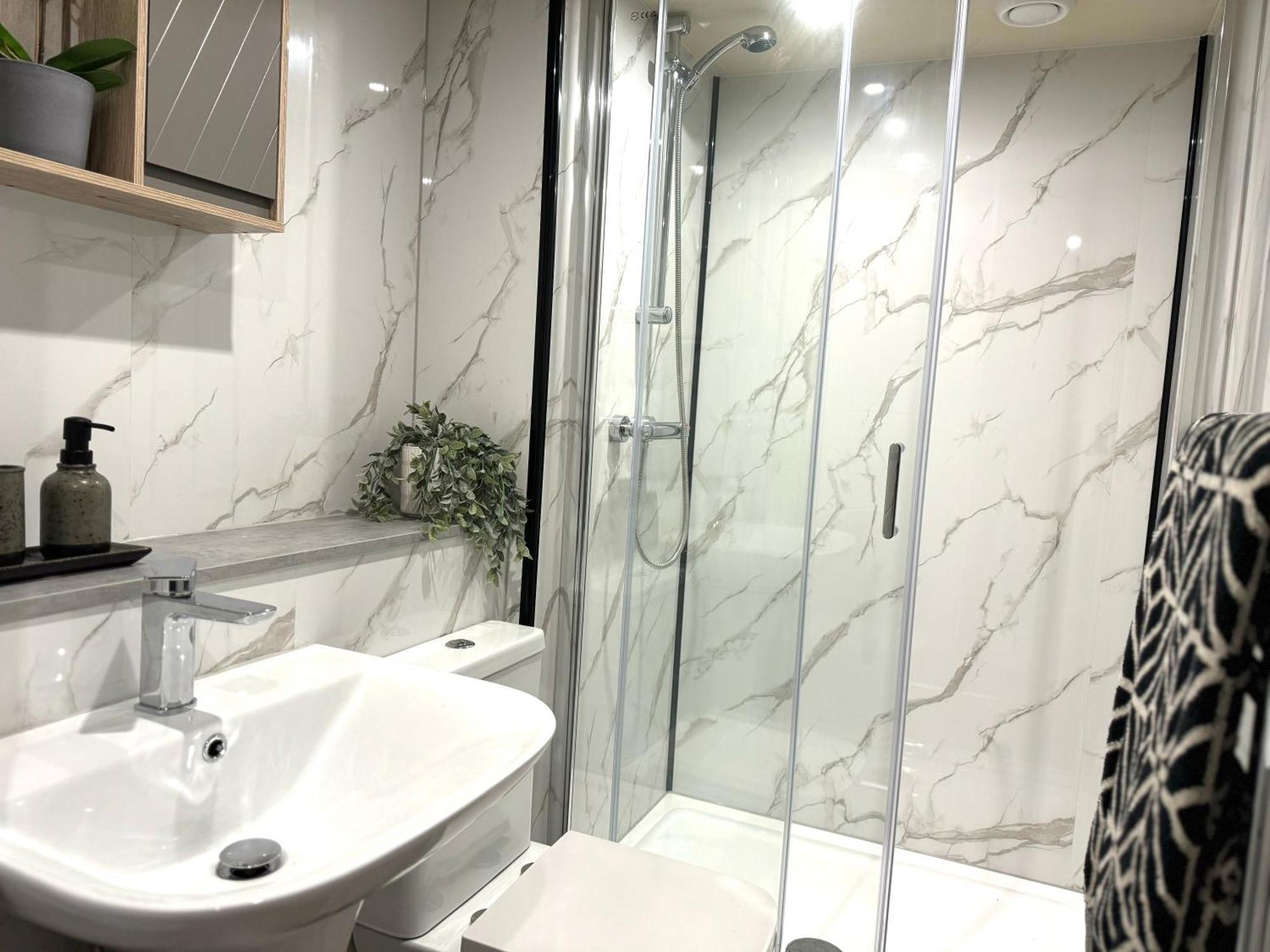 Perfect Party For Nye, Complimentary Bubbles & Late Checkout Aparthotel
