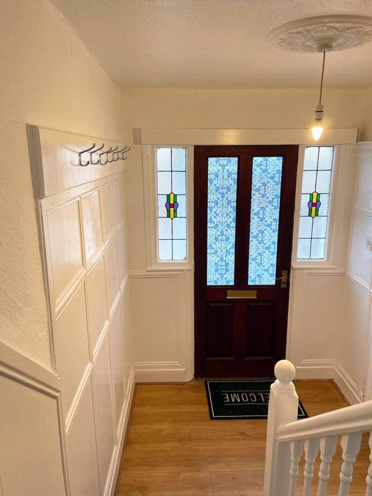 Lovely Spacious House Family & Contractor Friendly 3 Bedroom Near Leeds Centre Sleeps 8 Holiday home