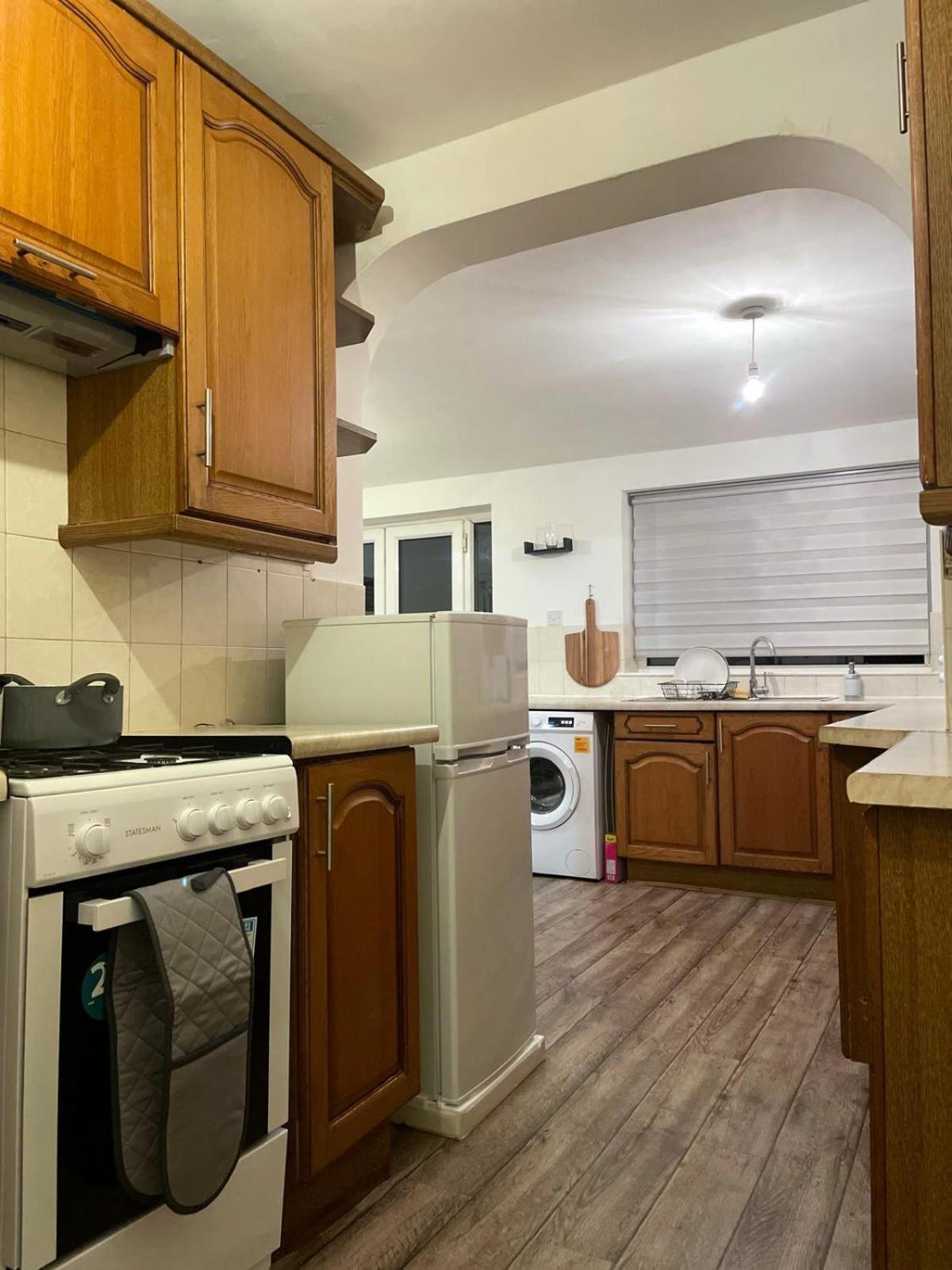 Lovely Spacious House Family & Contractor Friendly 3 Bedroom Near Leeds Centre Sleeps 8 Holiday home *