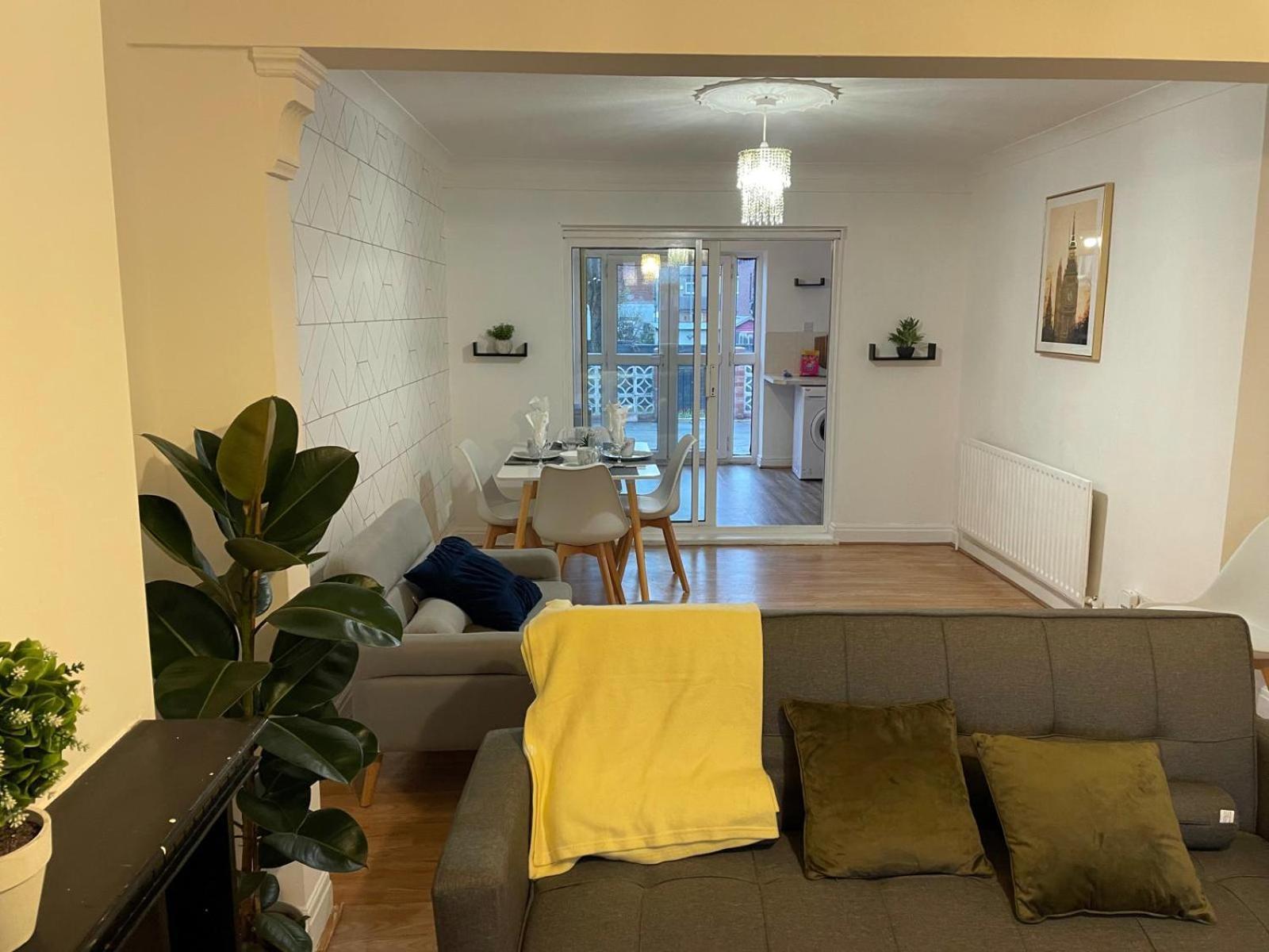 Lovely Spacious House Family & Contractor Friendly 3 Bedroom Near Leeds Centre Sleeps 8 * Leeds (West Yorkshire)