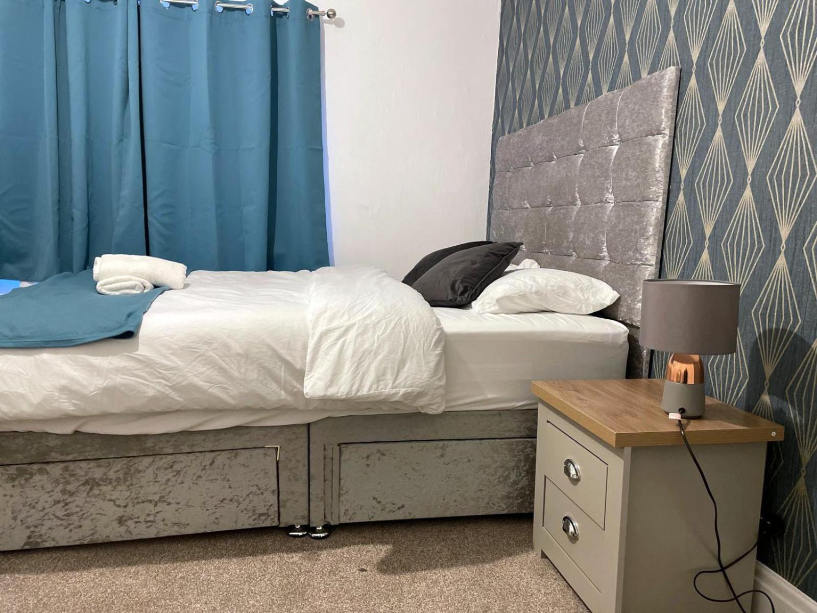 Holiday home Lovely Spacious House Family & Contractor Friendly 3 Bedroom Near Leeds Centre Sleeps 8 *