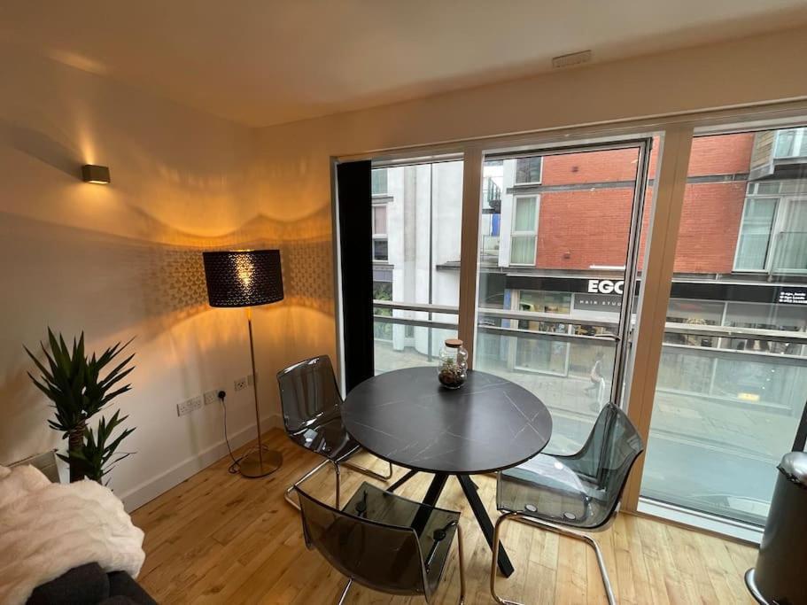 Fabulous Leeds Center Urban Loft