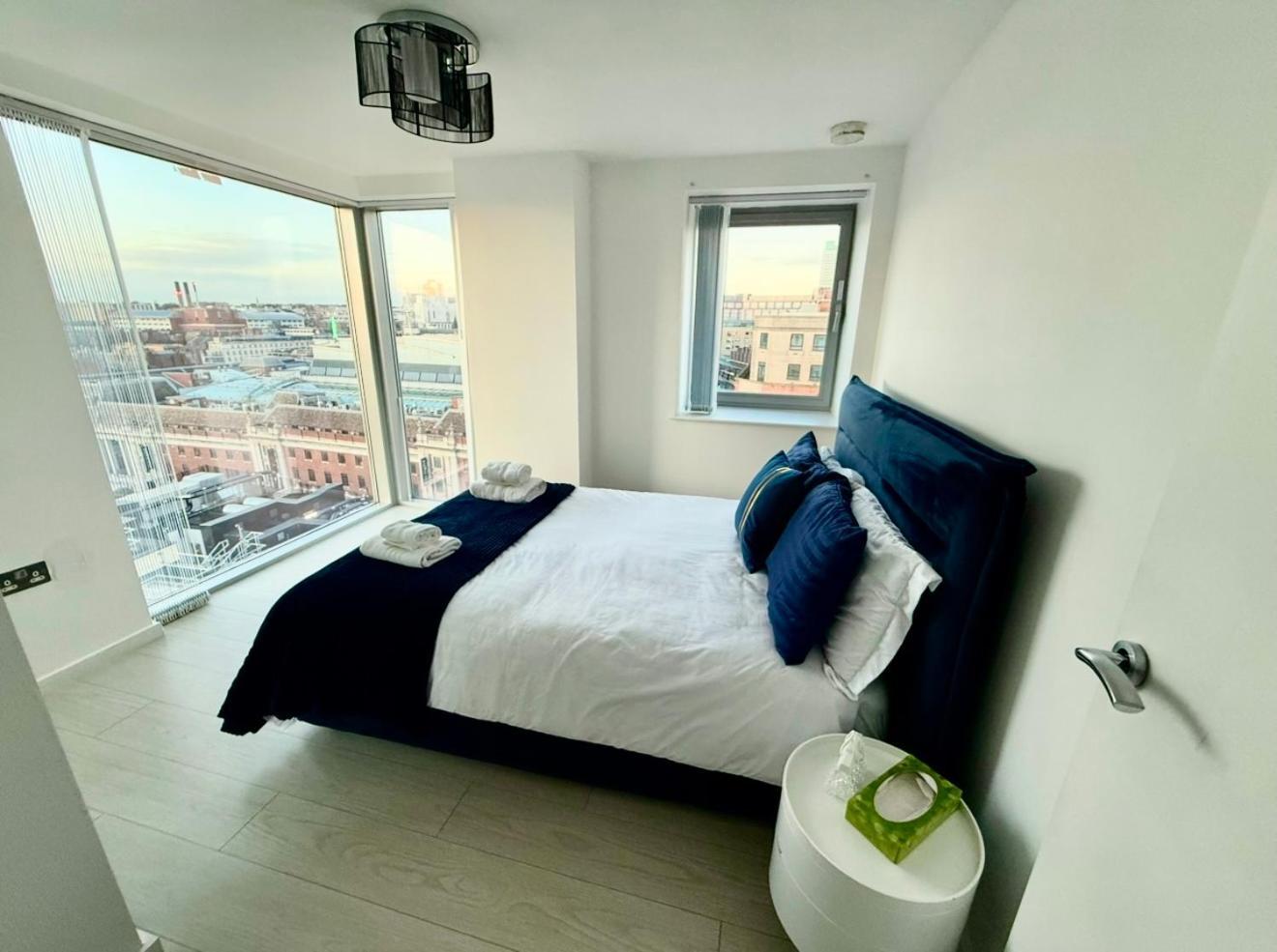 Winners Of 2025 Traveller Award, Elegant Two Bedroom With Netflix & Wifi * Leeds (West Yorkshire)