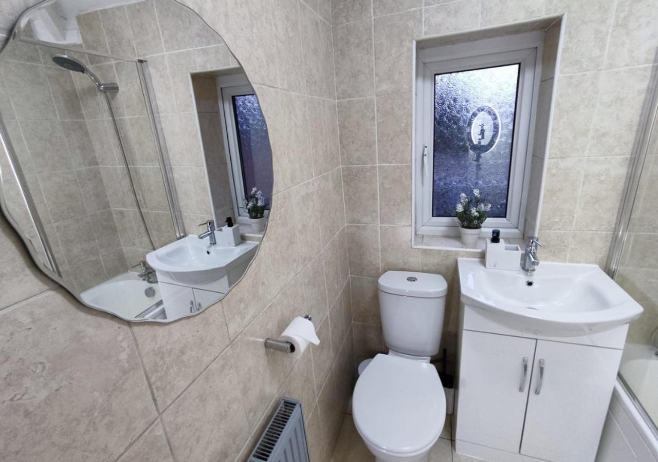 Comfortable 3 Bedrooms Leeds Beach House - Ideal For Family And Contractors With Free Parking For 2 Cars - Free Wifi - Projector - Smart Light Holiday home
