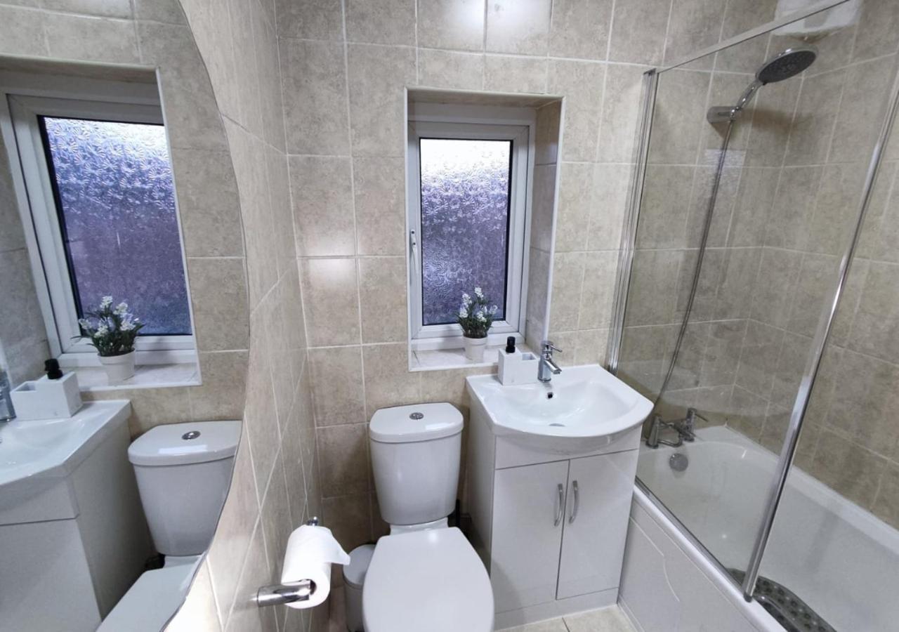 Holiday home Comfortable 3 Bedrooms Leeds Beach House - Ideal For Family And Contractors With Free Parking For 2 Cars - Free Wifi - Projector - Smart Light