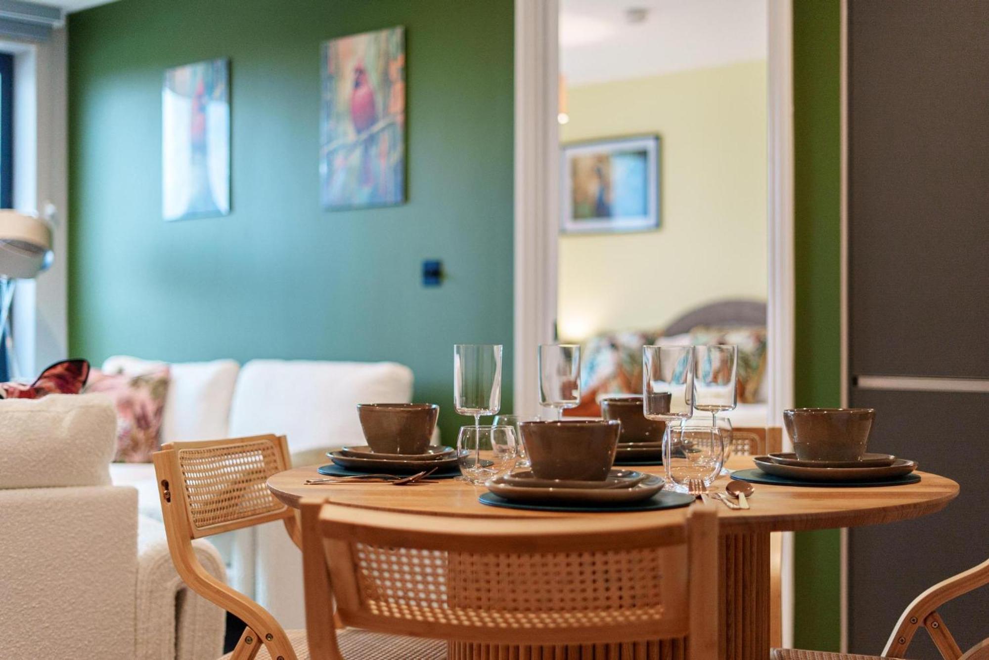 Balinese Escape, 2bed 2bath, Center & Stadium 10 Mins Apartment