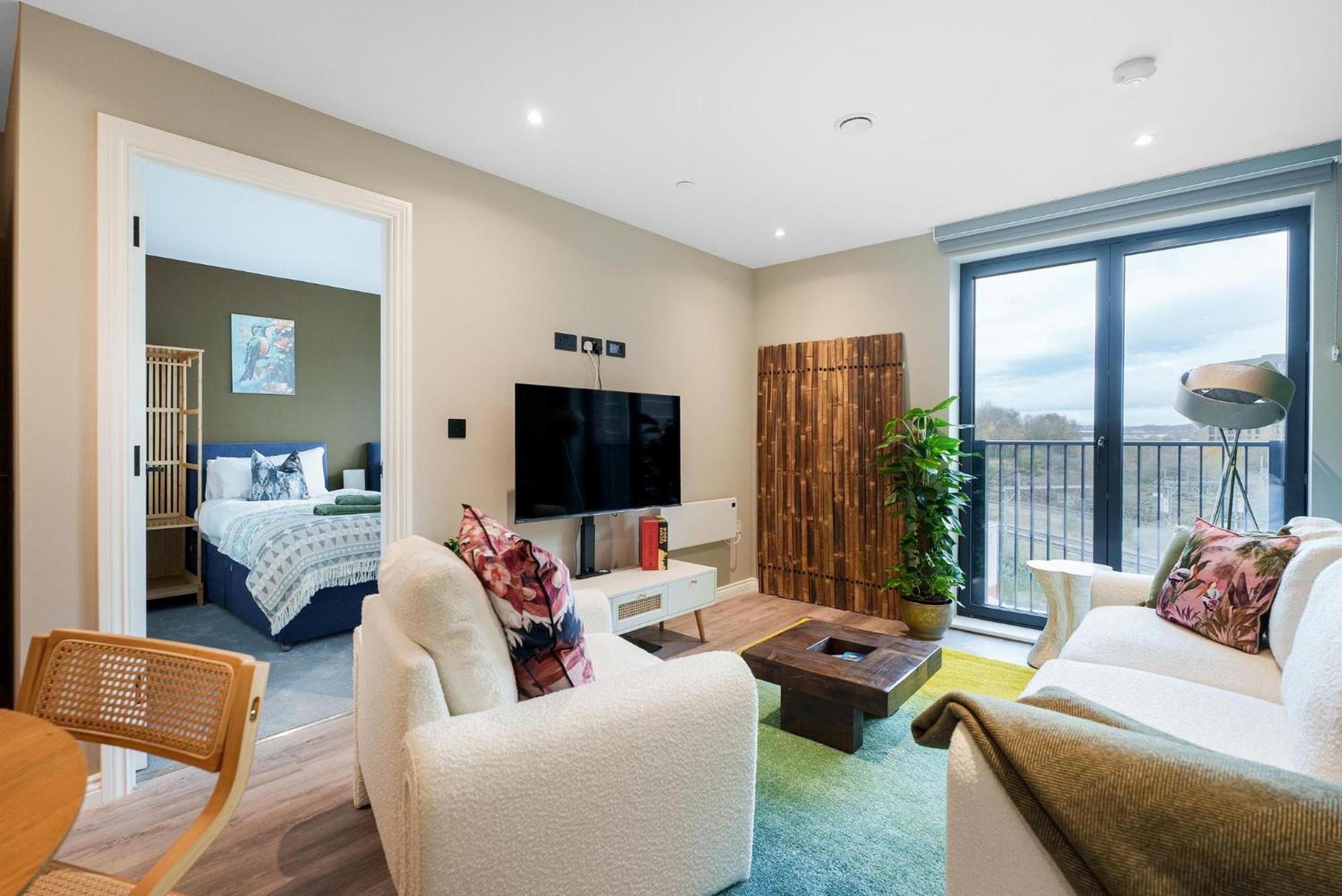 Apartment Balinese Escape, 2bed 2bath, Center & Stadium 10 Mins *