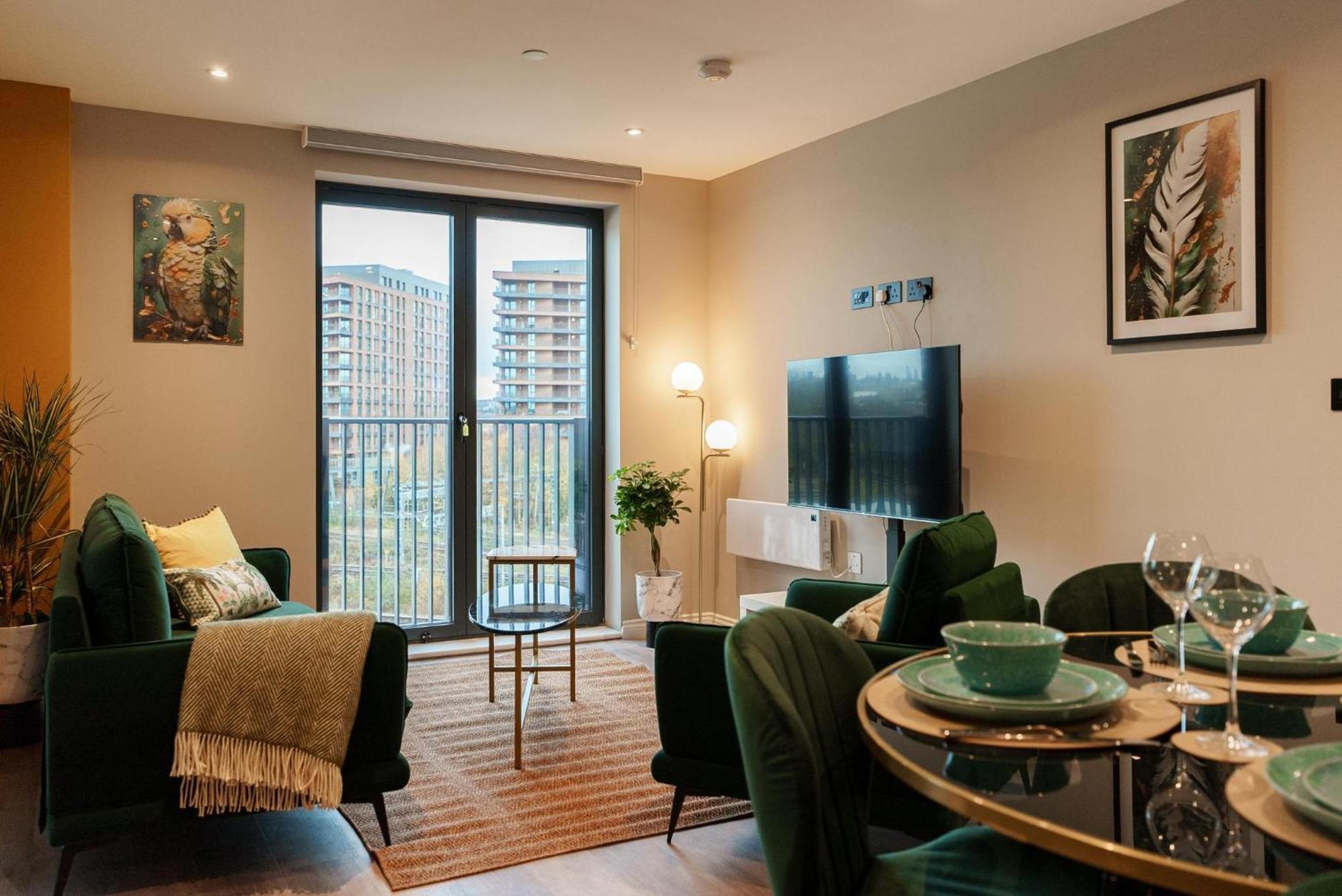 Emerald Elegance, 2bed 2bath Leeds Escape, Center & Stadium Apartment *