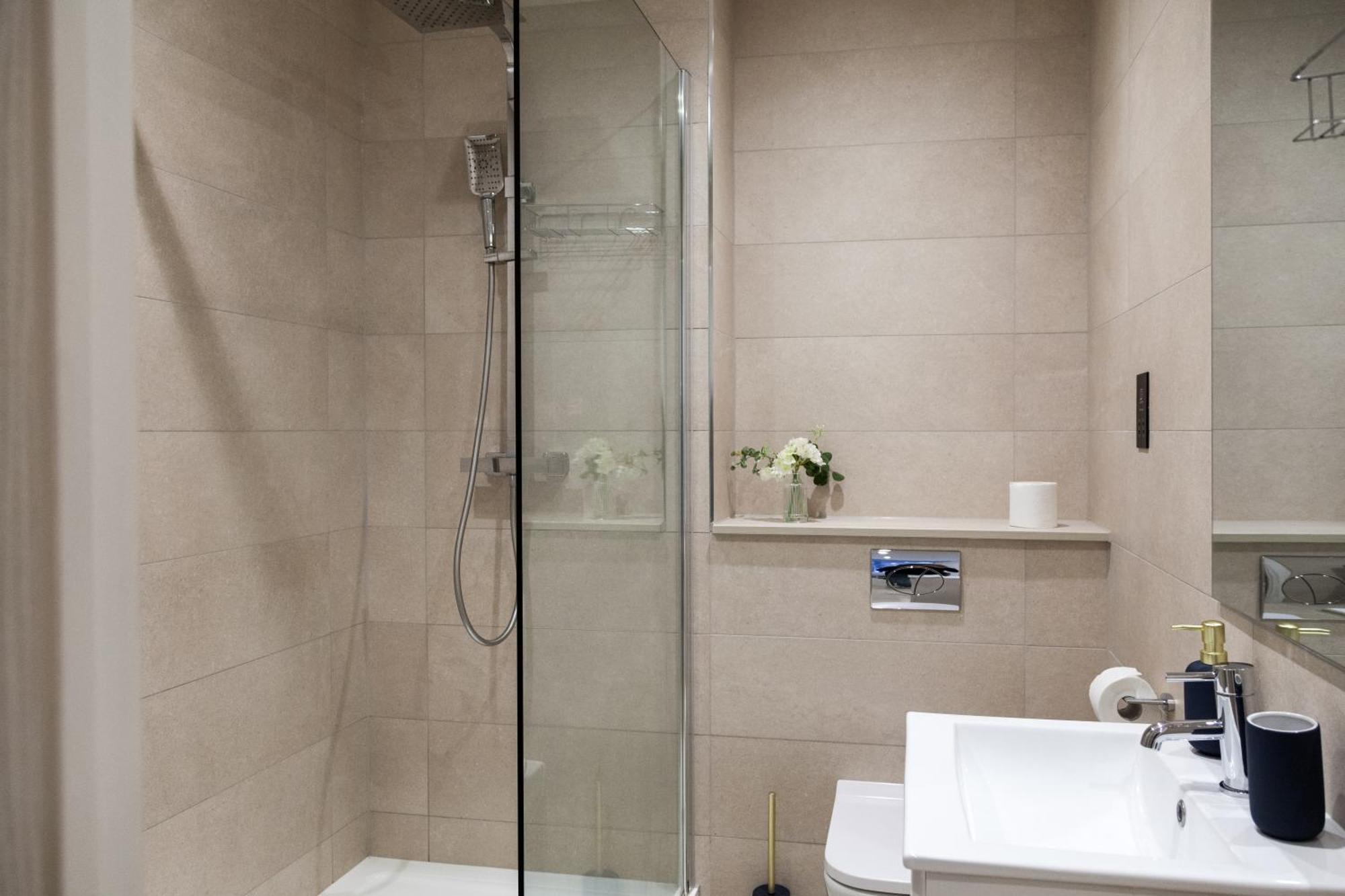 Apartment Grand - 2-bedrooms - Sleeps 6 Comfortably - Perfect For Families - Contractors - Professionals