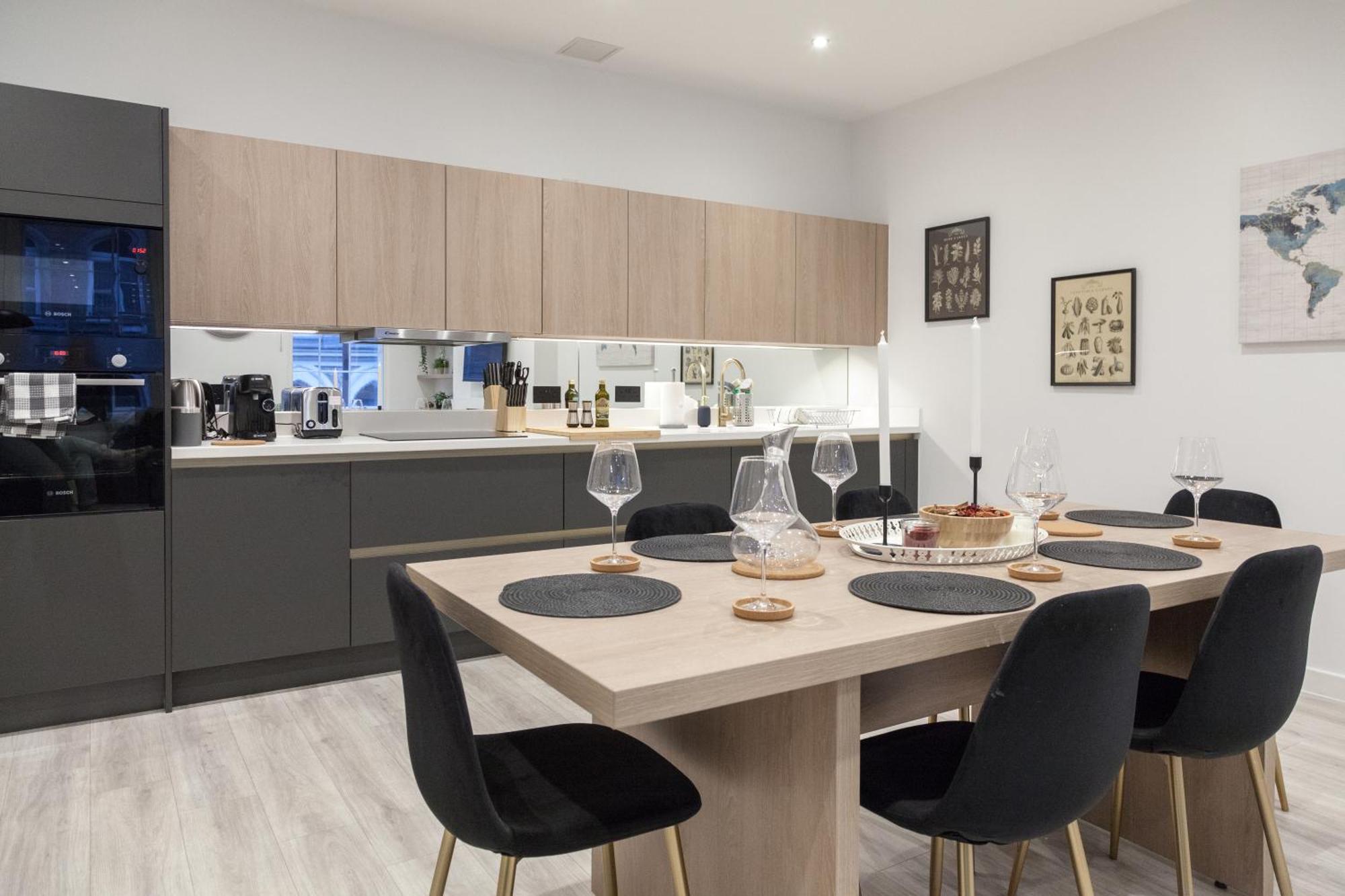 Apartment Grand - 2-bedrooms - Sleeps 6 Comfortably - Perfect For Families - Contractors - Professionals *