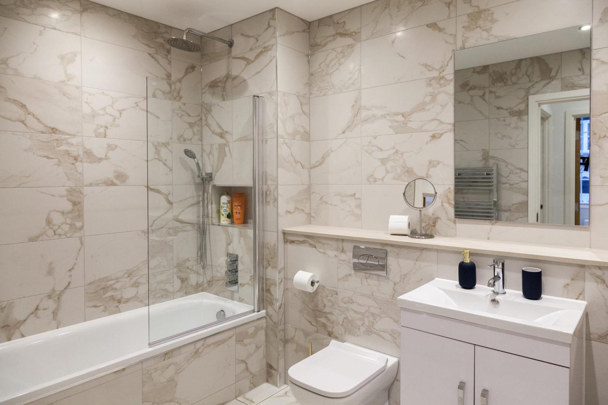 Apartment Grand - 2-bedrooms - Sleeps 6 Comfortably - Perfect For Families - Contractors - Professionals *
