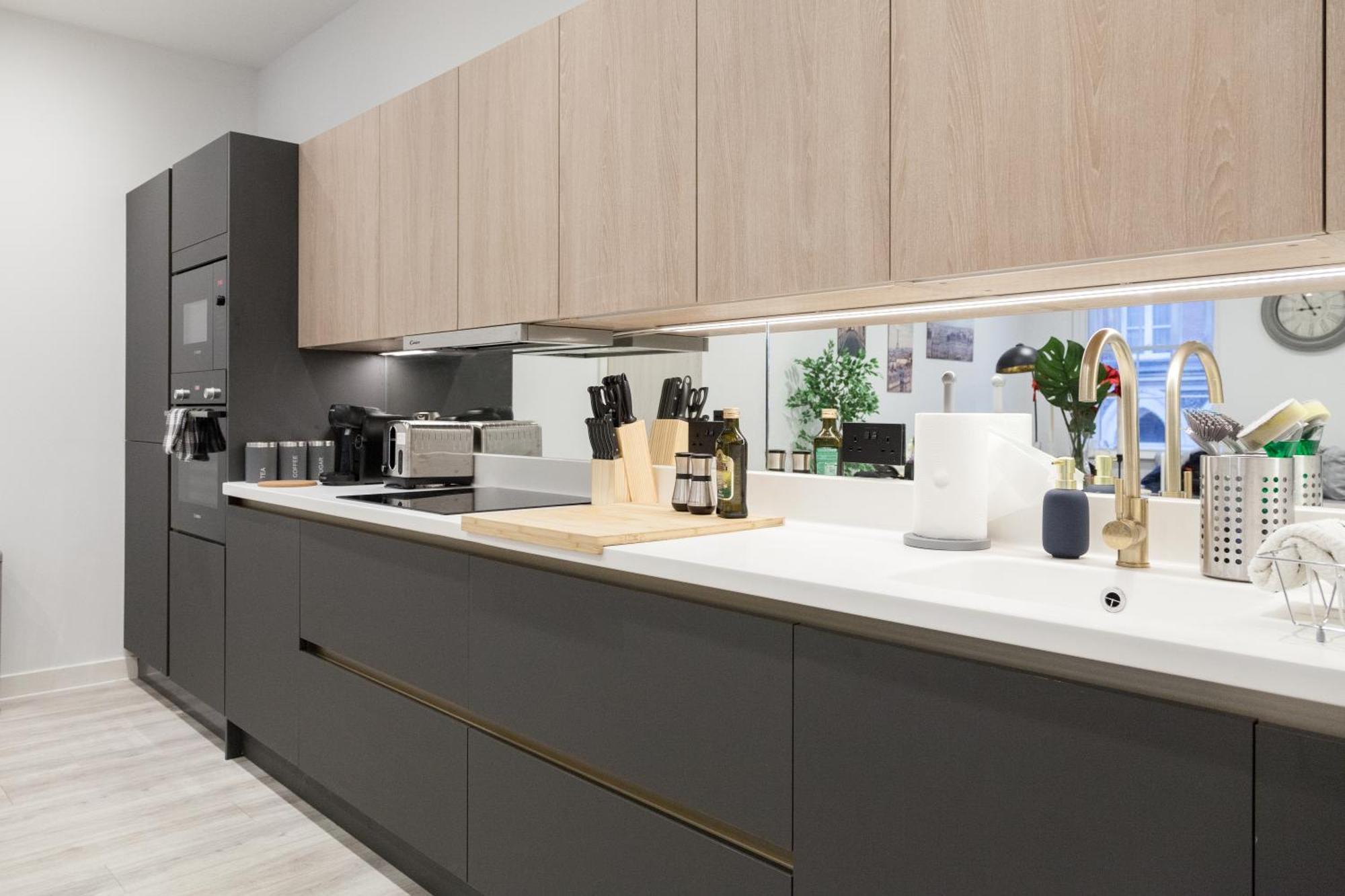 Apartment Grand - 2-bedrooms - Sleeps 6 Comfortably - Perfect For Families - Contractors - Professionals Leeds (West Yorkshire)