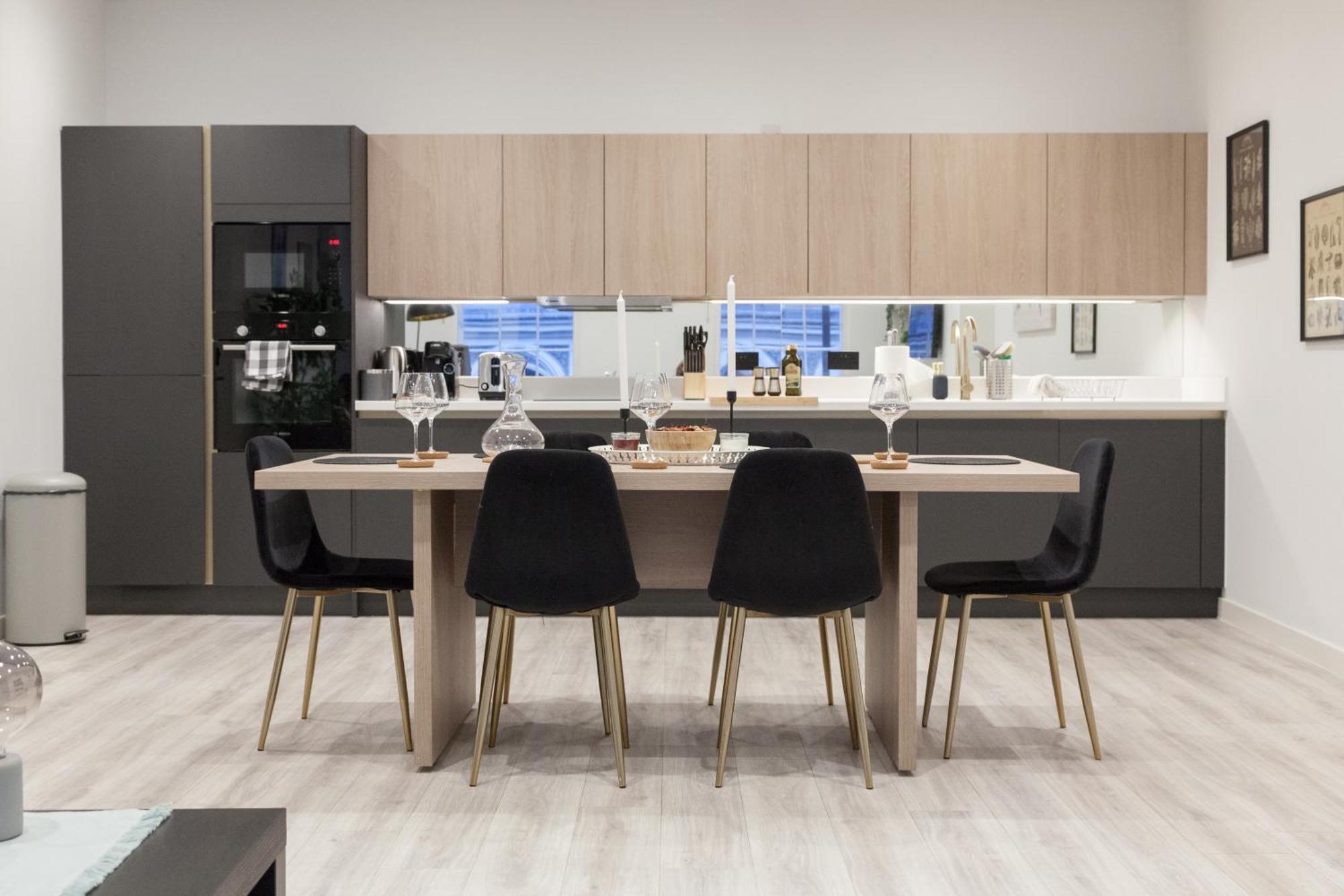 Grand - 2-bedrooms - Sleeps 6 Comfortably - Perfect For Families - Contractors - Professionals Apartment *