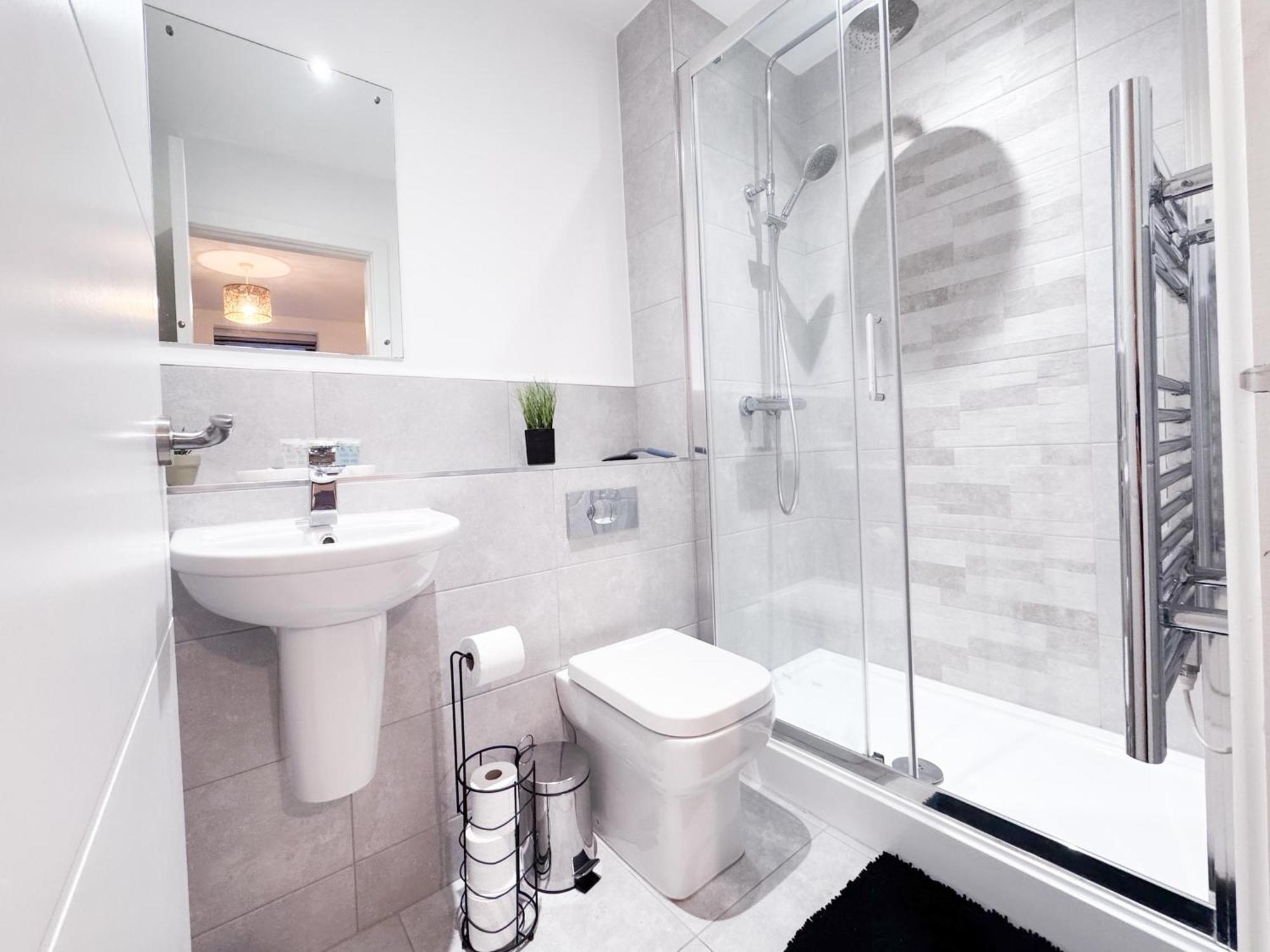 Modern 2 Bed 2 Bath Free Parking & Fast Wifi Apartment *
