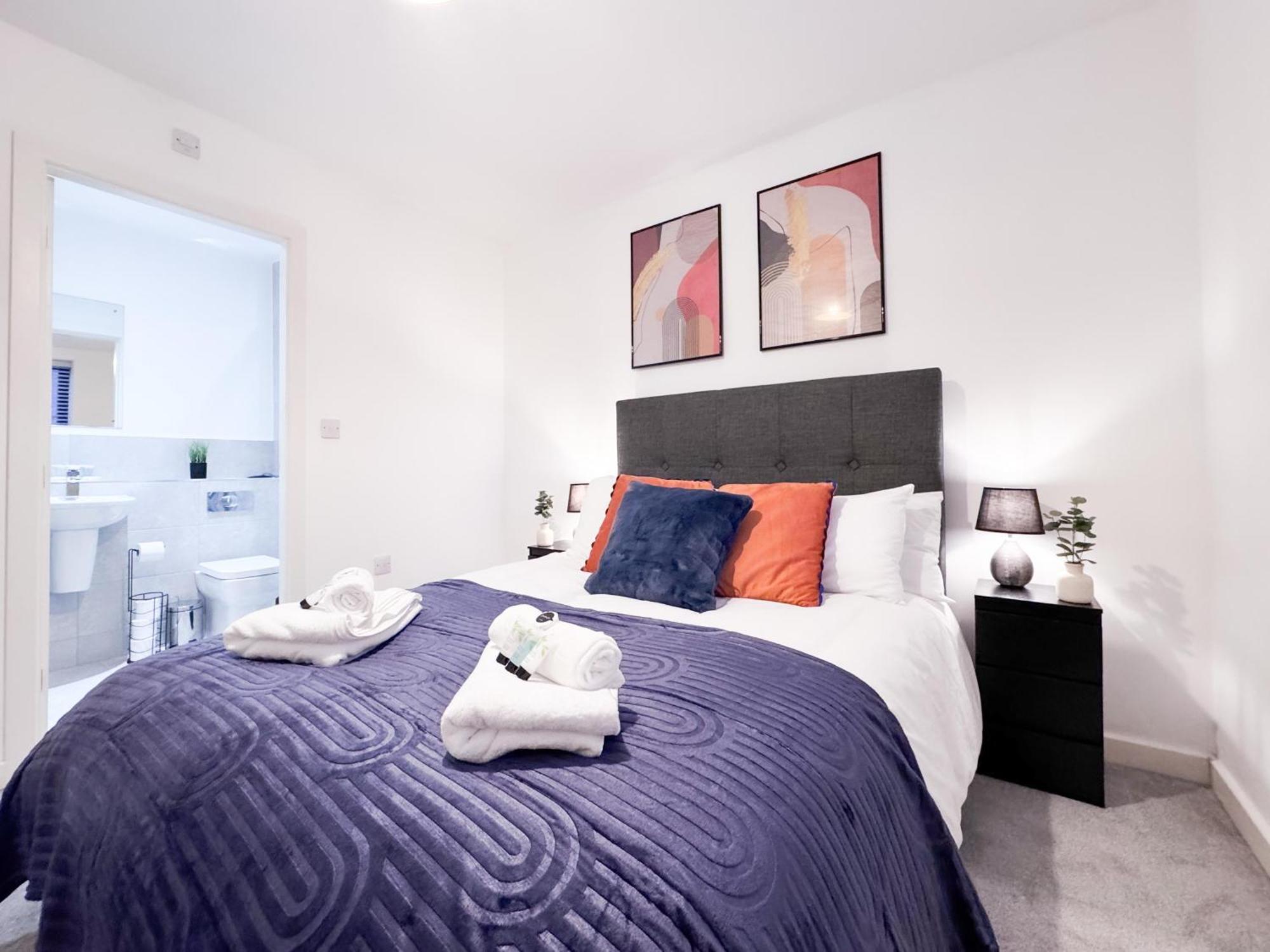 Modern 2 Bed 2 Bath Free Parking & Fast Wifi Apartment