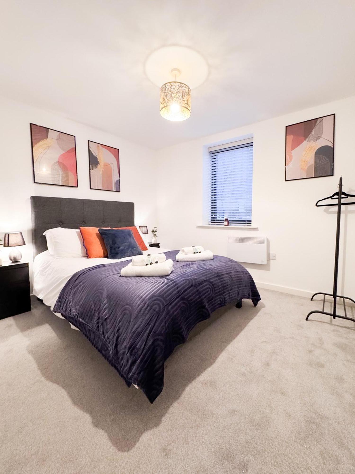 Modern 2 Bed 2 Bath Free Parking & Fast Wifi Apartment *