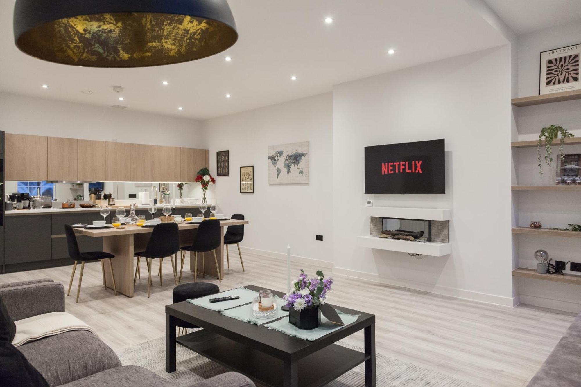 Grand Flat - 2-bedrooms - Sleeps 8 - Perfect For Families - Contractors - Professionals - Long Rates Available Leeds (West Yorkshire)