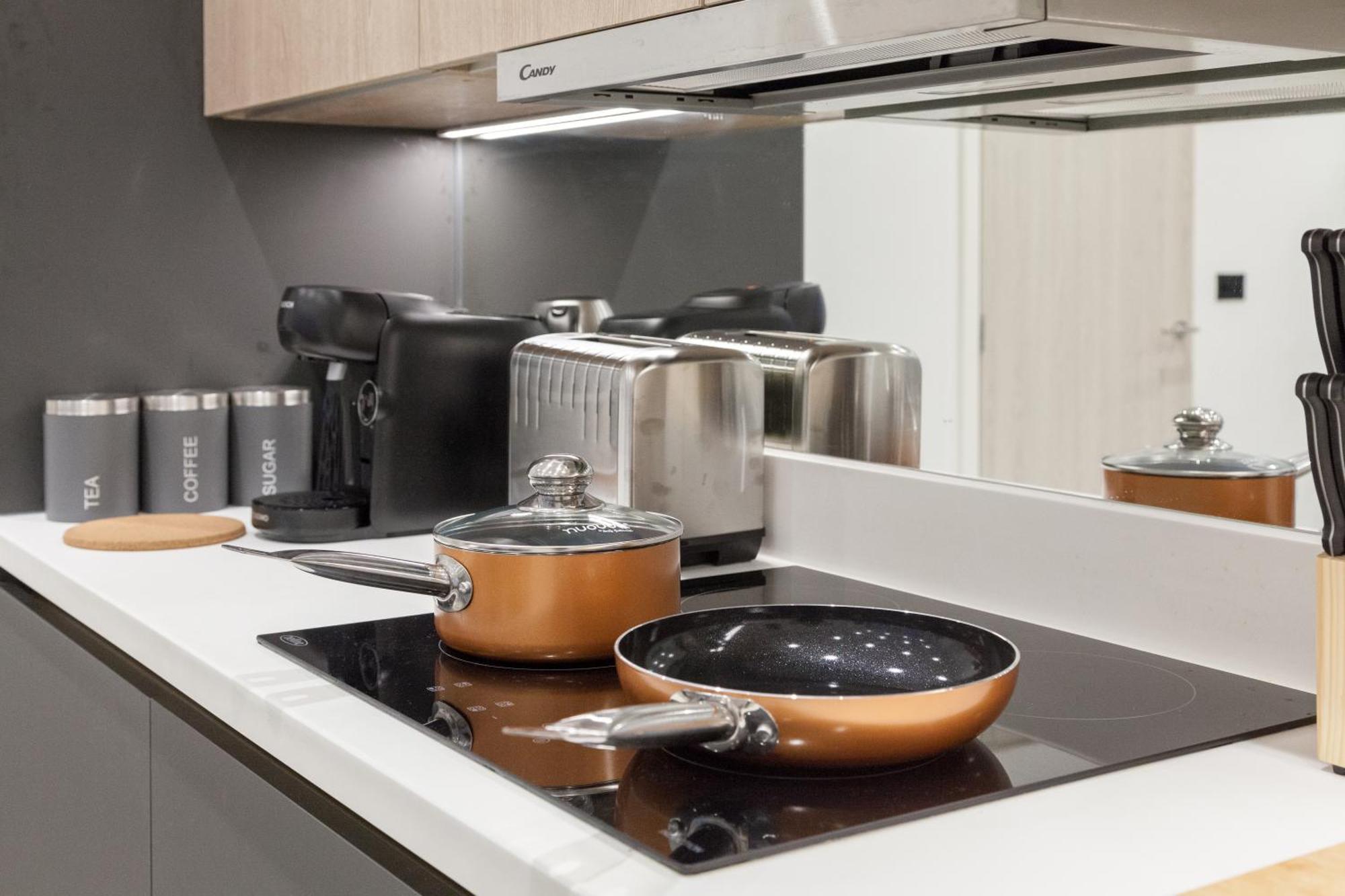 Apartment Grand Flat - 2-bedrooms - Sleeps 8 - Perfect For Families - Contractors - Professionals - Long Rates Available
