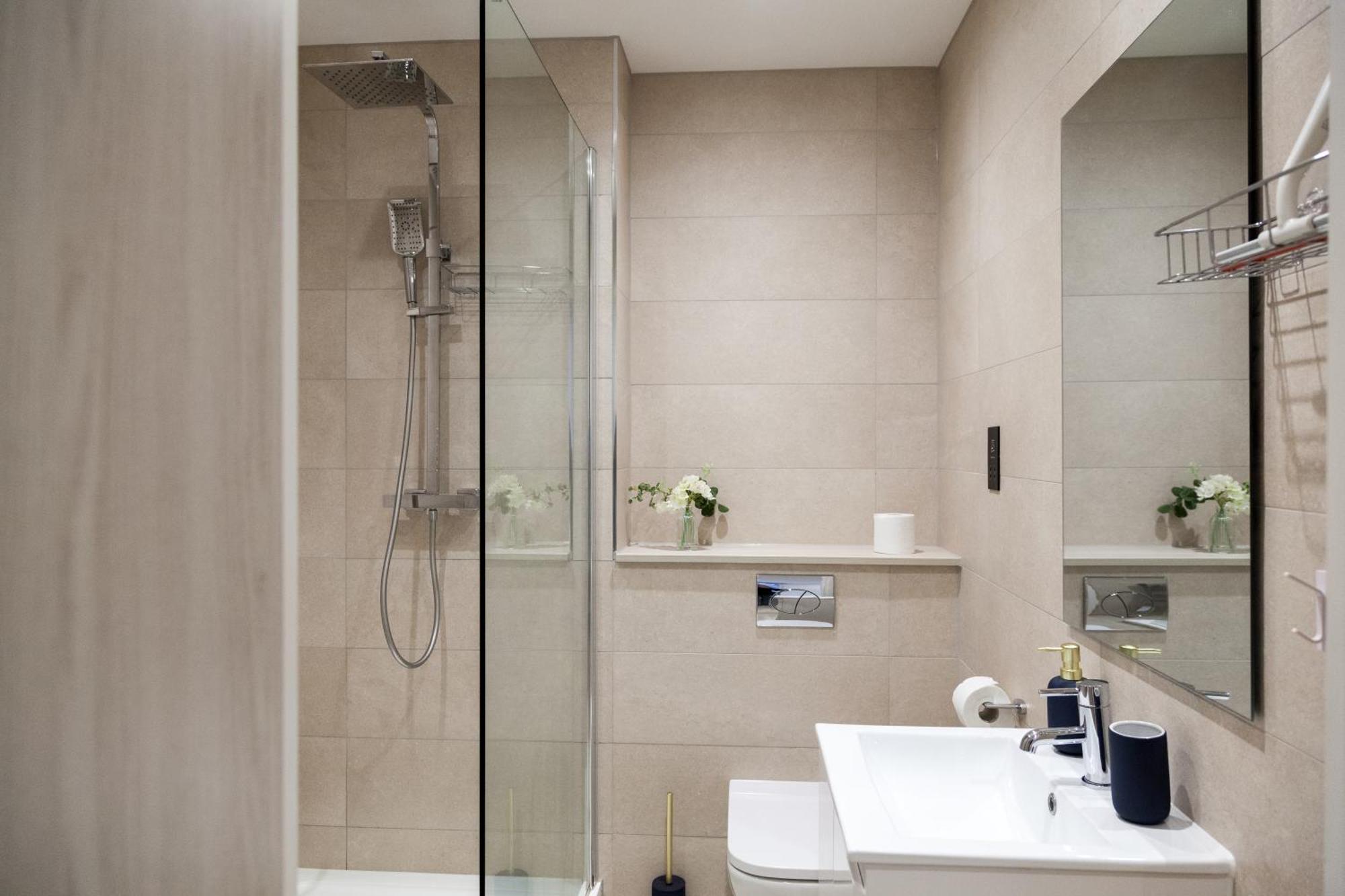 Grand Flat - 2-bedrooms - Sleeps 8 - Perfect For Families - Contractors - Professionals - Long Rates Available * Leeds (West Yorkshire)