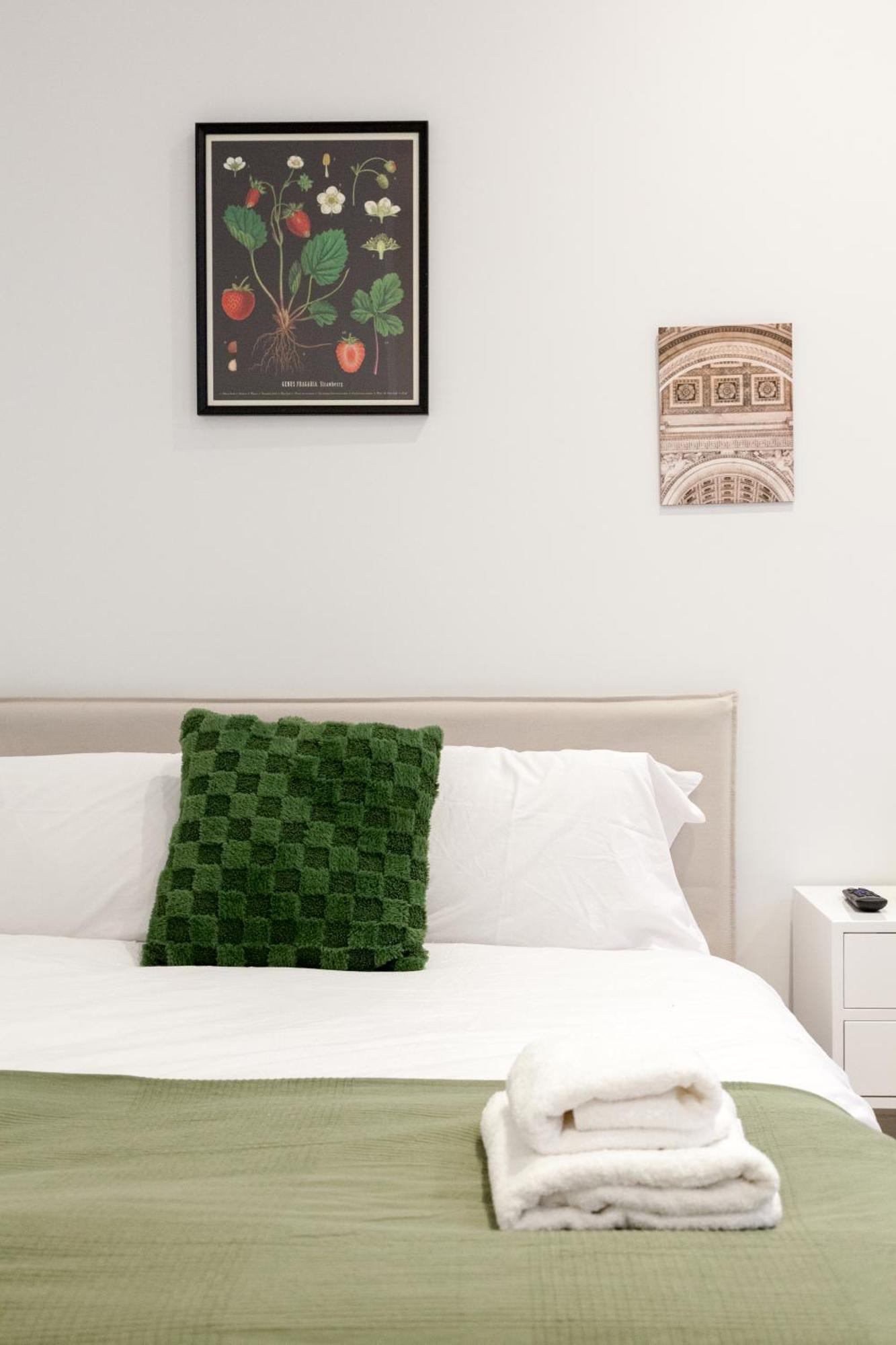 Grand Flat - 2-bedrooms - Sleeps 8 - Perfect For Families - Contractors - Professionals - Long Rates Available * Leeds (West Yorkshire)