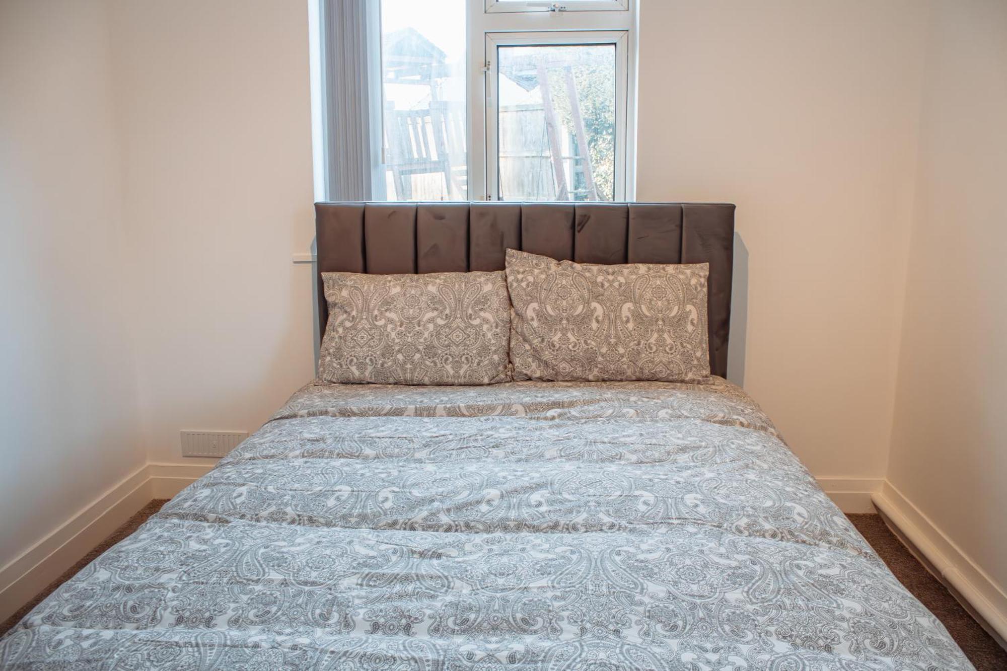 Spacious 4-bed Flat - 10 Mins To Centre Leeds (West Yorkshire)