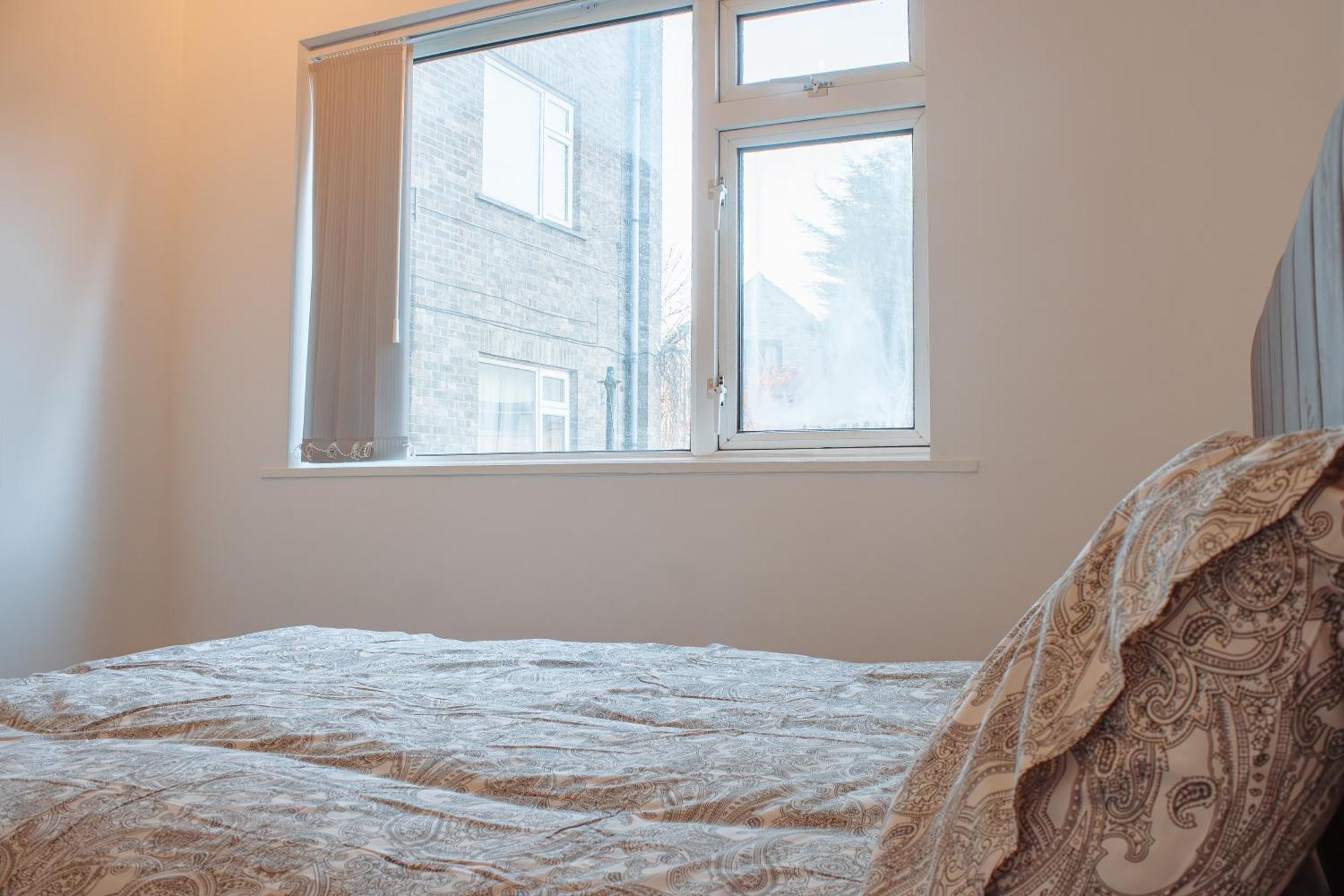 Spacious 4-bed Flat - 10 Mins To Centre Apartment *