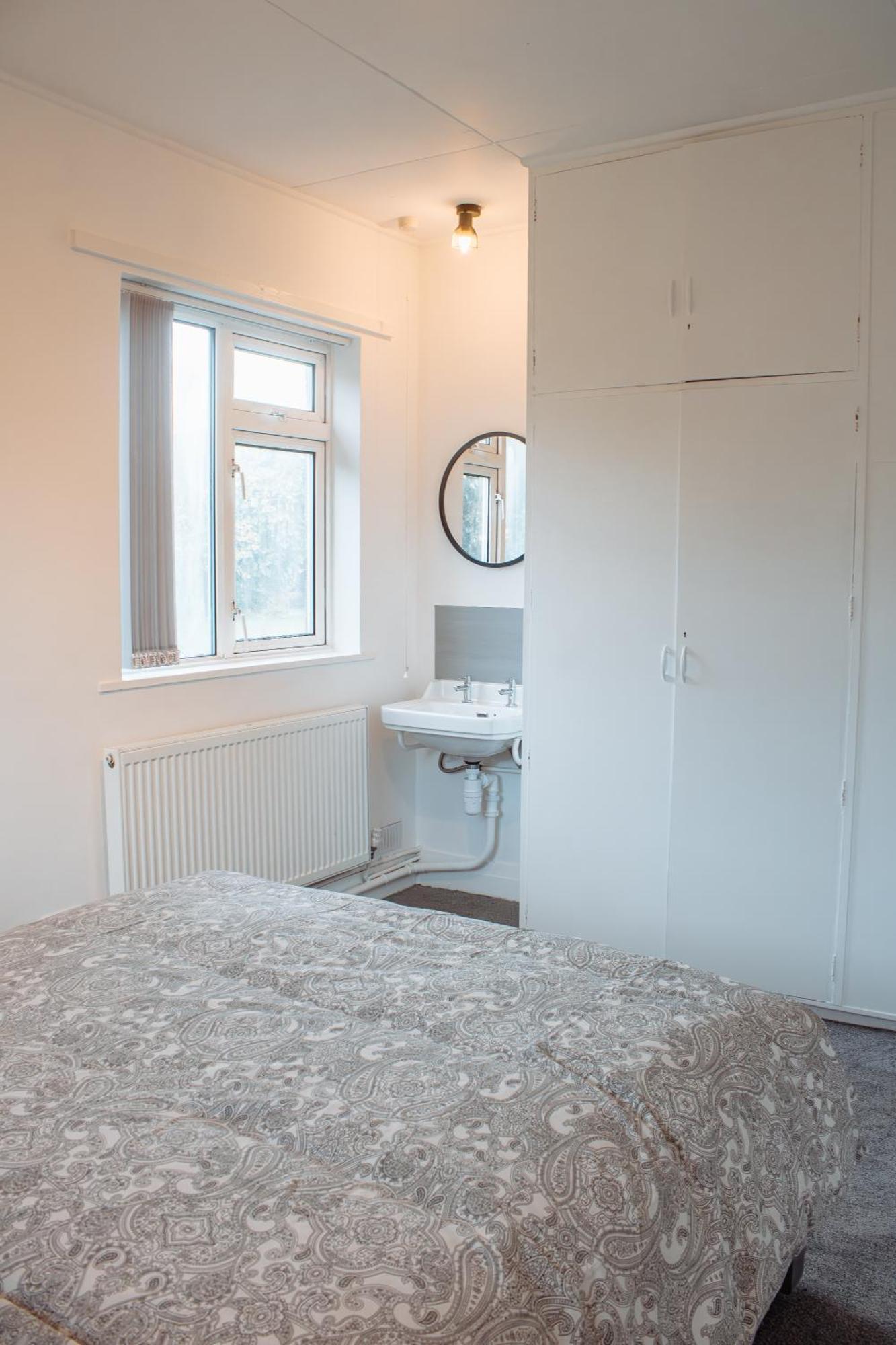 Spacious 4-bed Flat - 10 Mins To Centre Apartment Leeds (West Yorkshire)