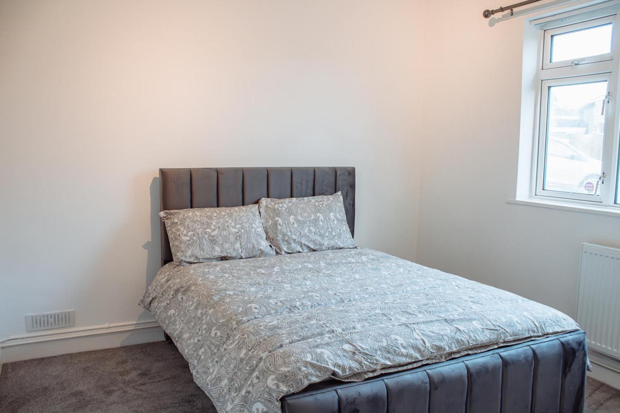 Spacious 4-bed Flat - 10 Mins To Centre * Leeds (West Yorkshire)