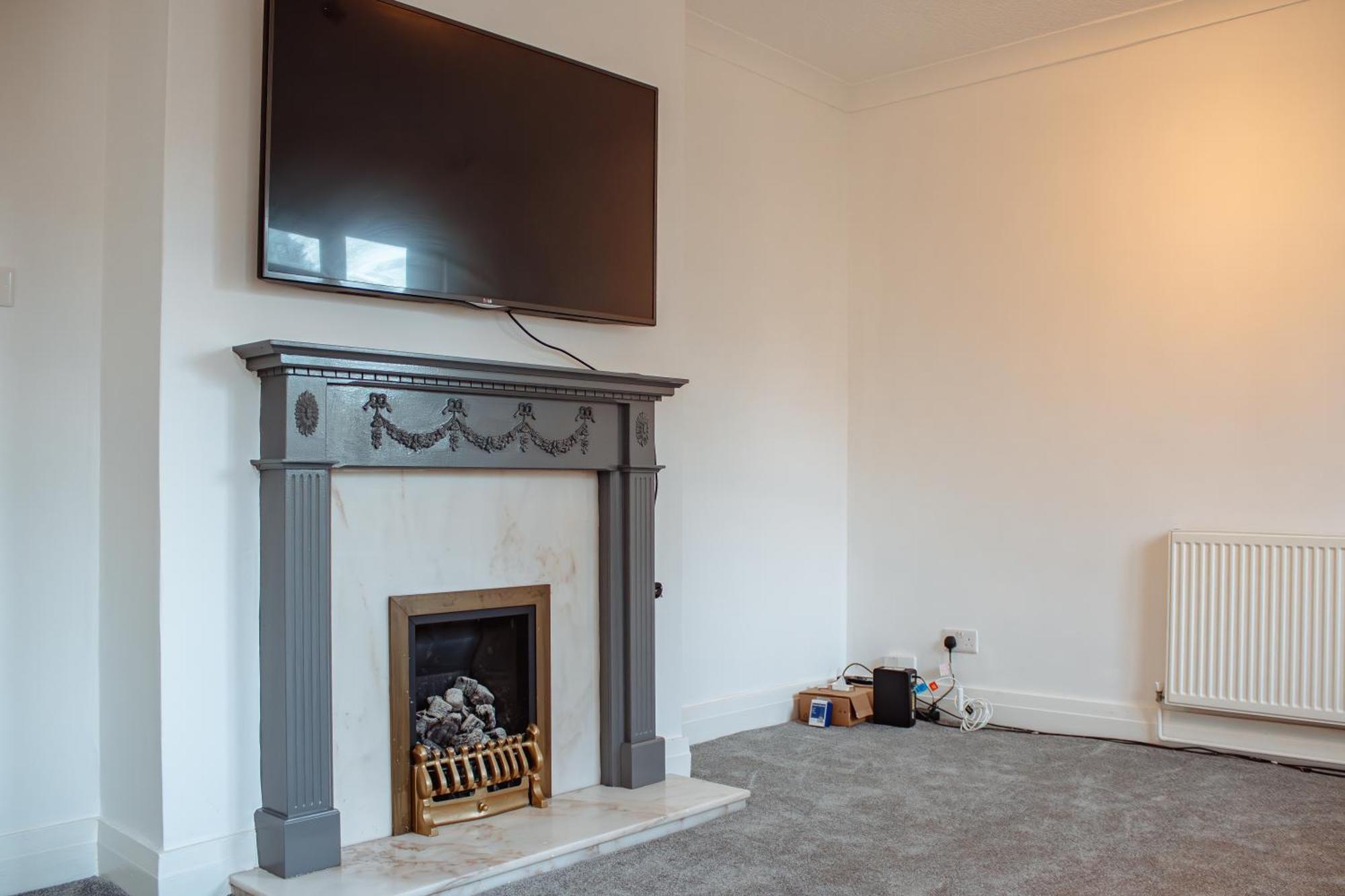 Spacious 4-bed Flat - 10 Mins To Centre * Leeds (West Yorkshire)
