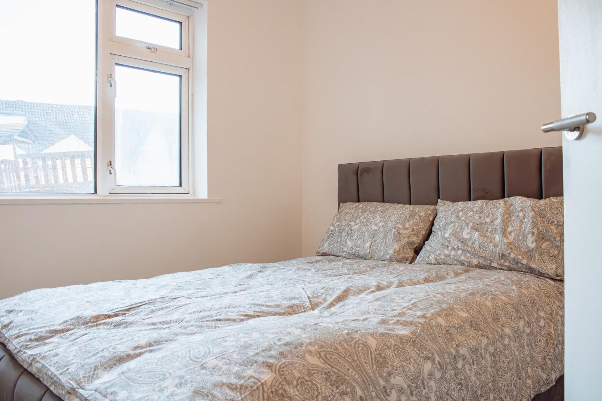 Spacious 4-bed Flat - 10 Mins To Centre Apartment Leeds (West Yorkshire)