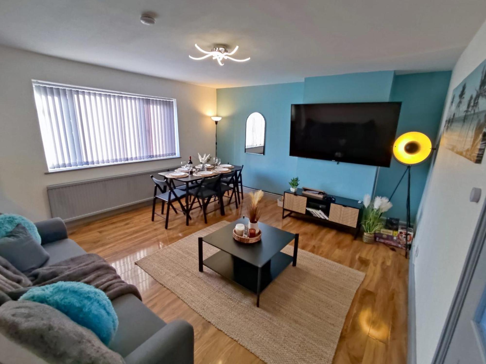 Comfortable 3 Bedrooms Leeds Beach House - Ideal For Family And Contractors With Free Parking For 2 Cars - Free Wifi - Projector - Smart Light *