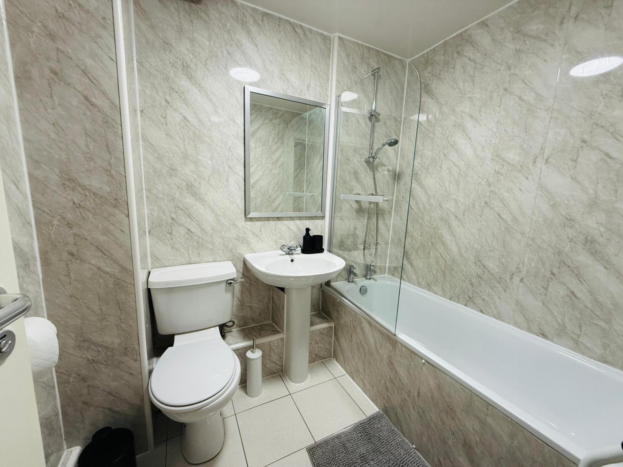Spacious 2 Bed Flat Free Private Parking *
