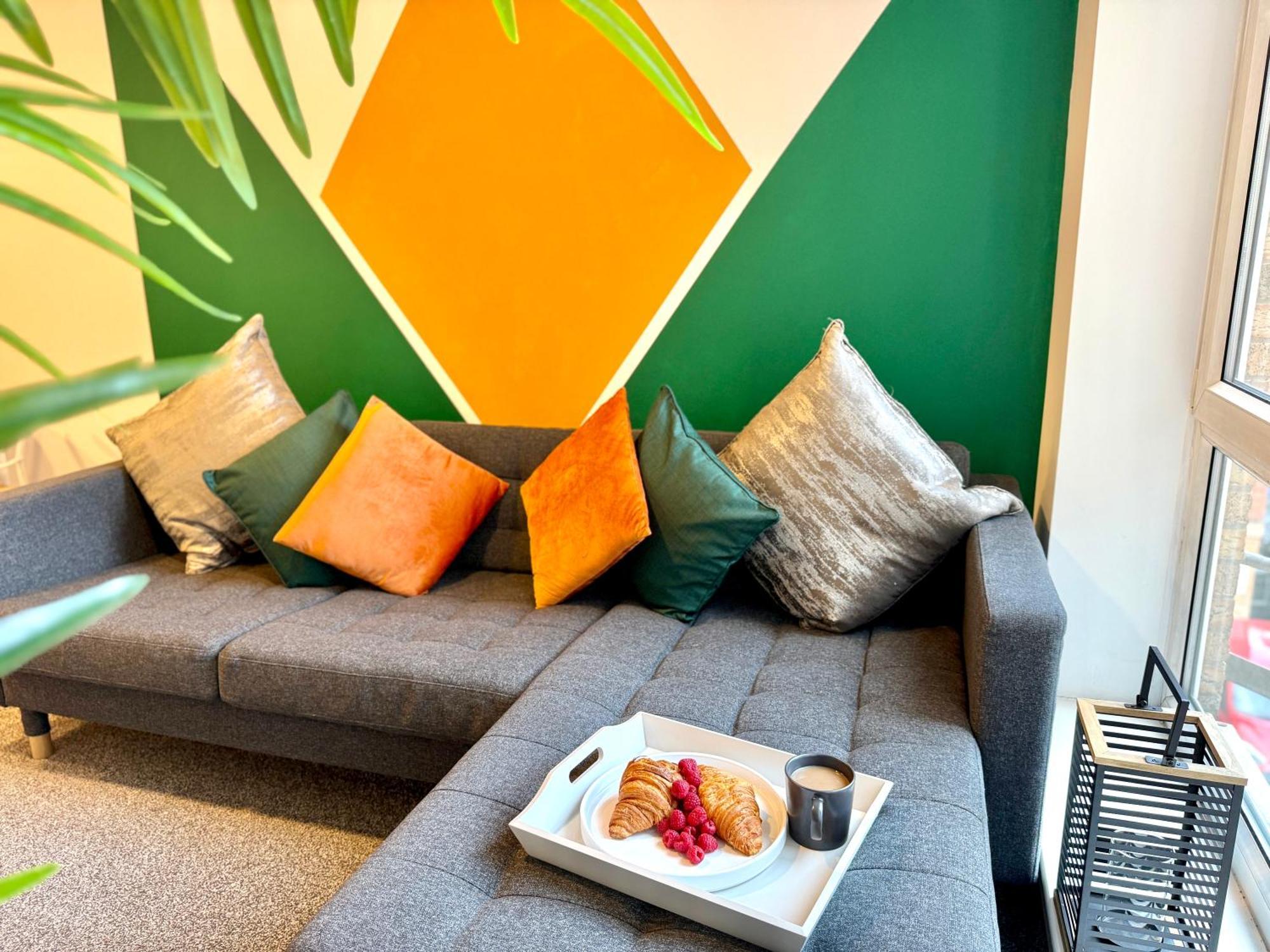 Spacious 2 Bed Flat Free Private Parking Apartment