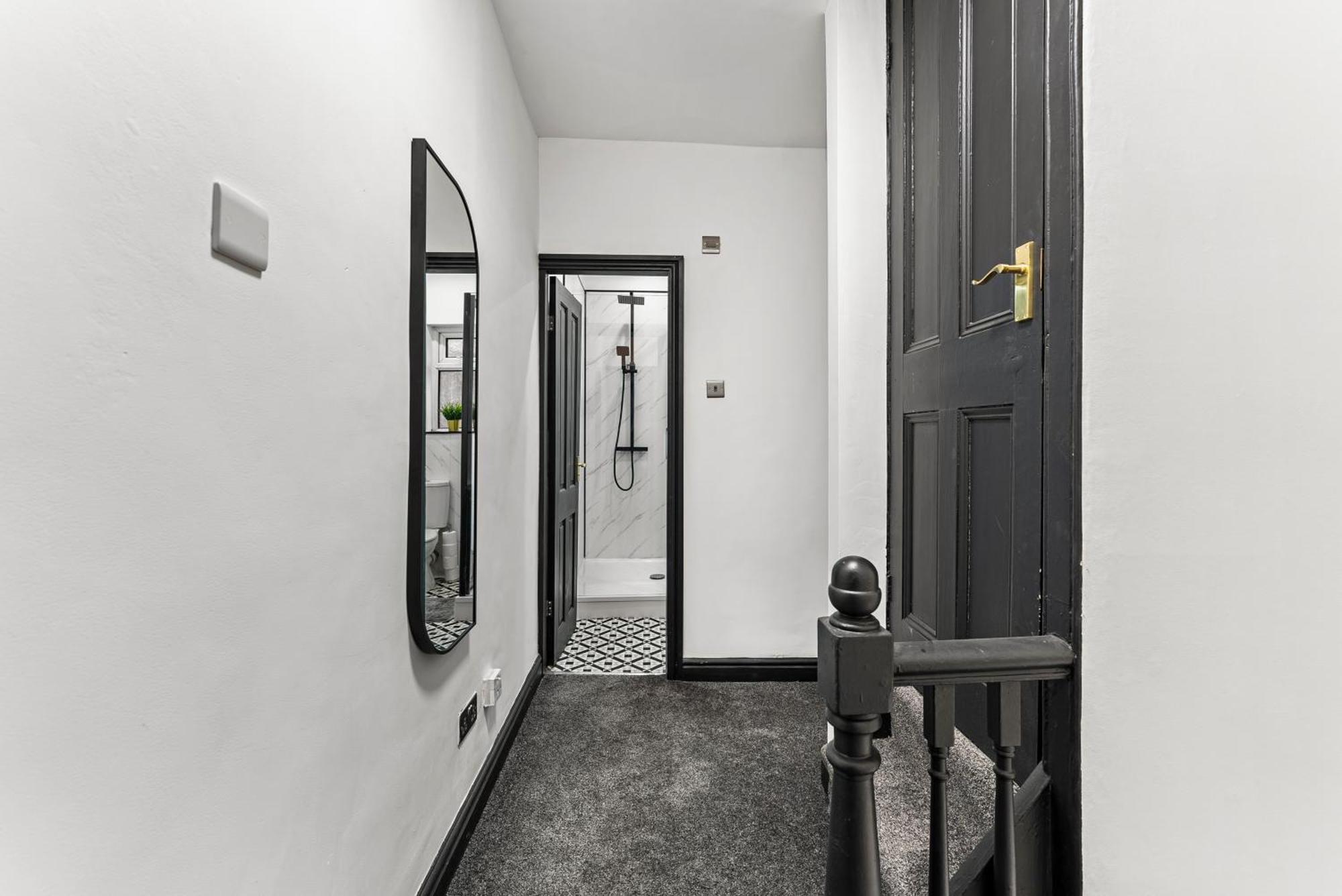 Classy Designer 4 Bed - Parking - Sleeps 13 * Leeds (West Yorkshire)