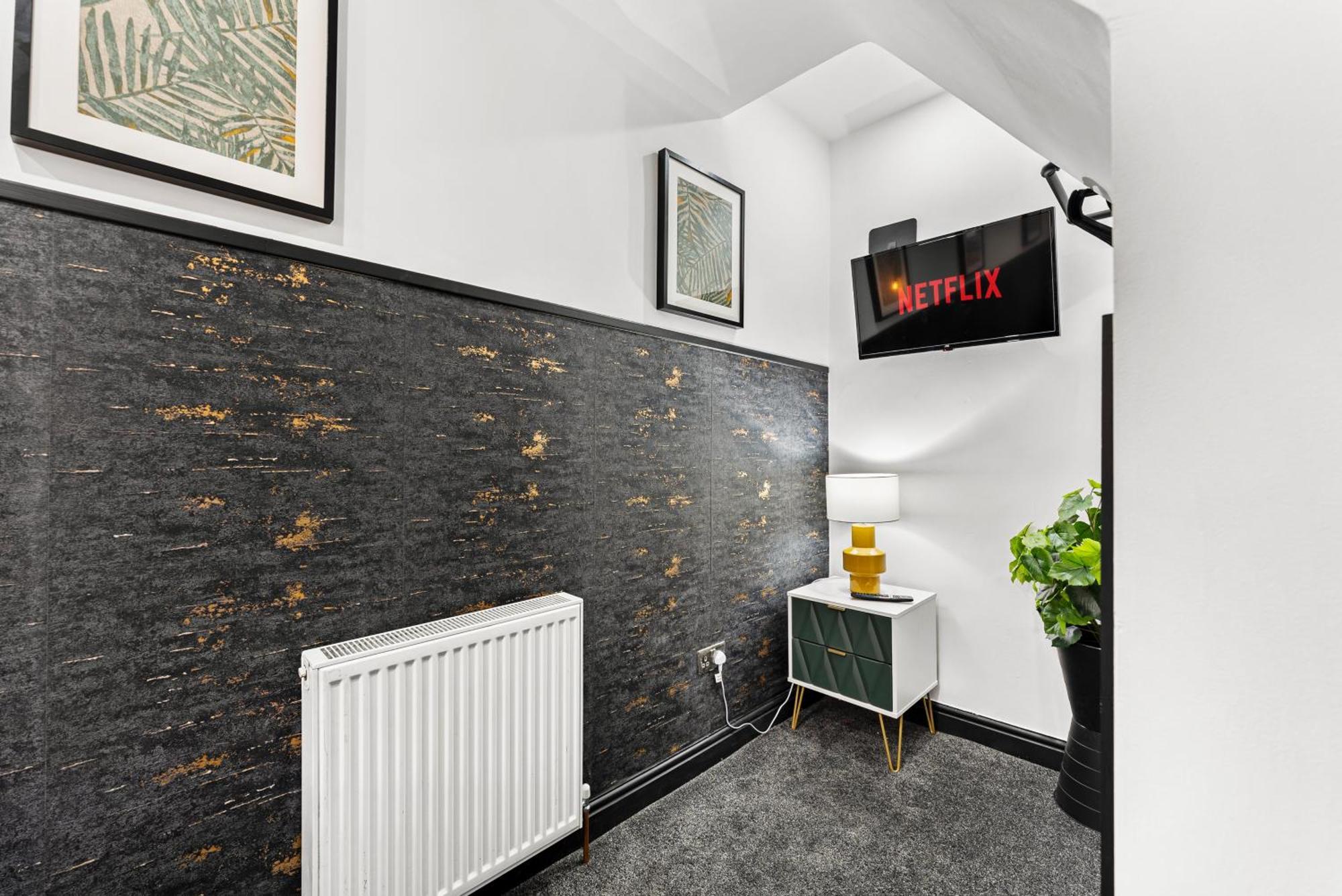 Classy Designer 4 Bed - Parking - Sleeps 13 Holiday home *